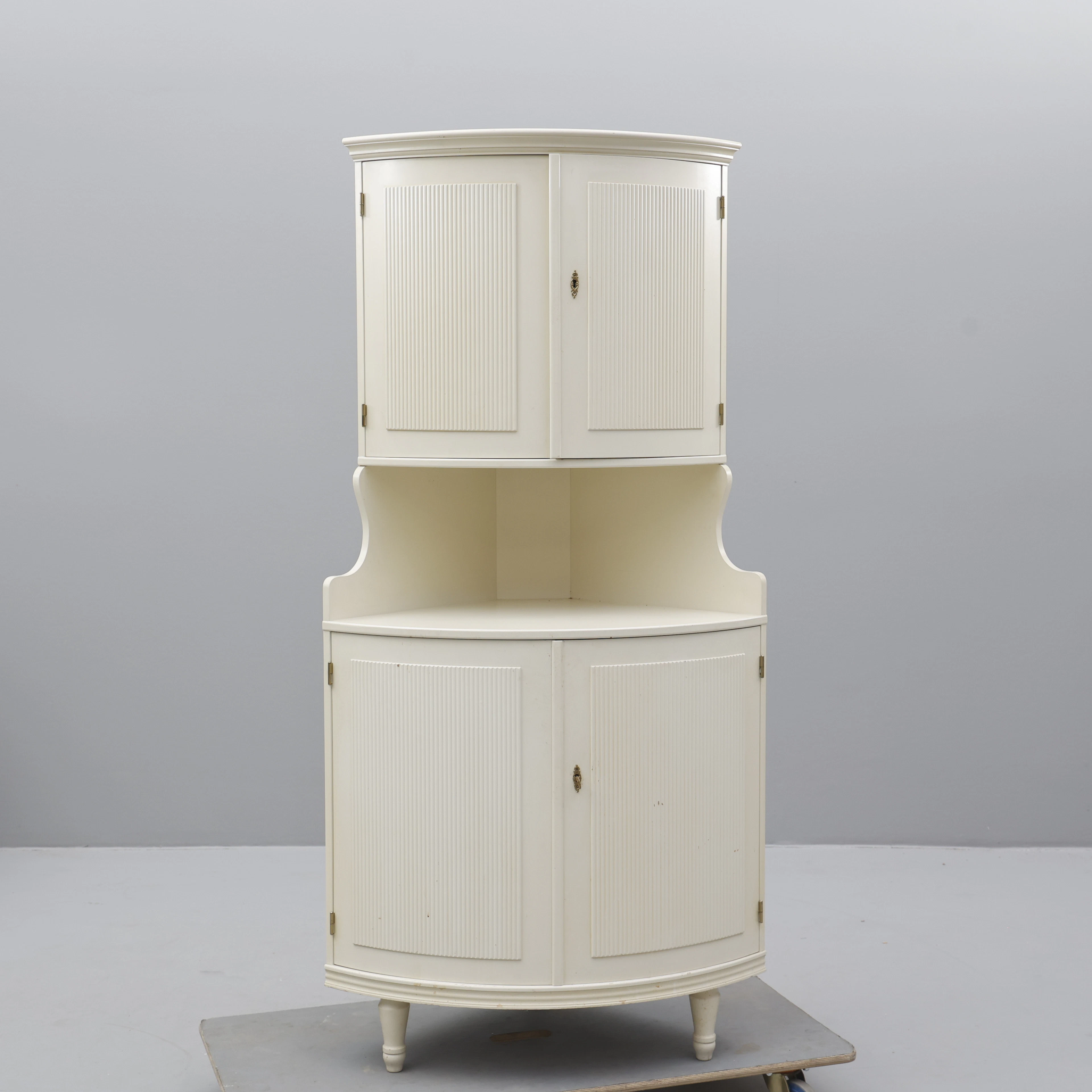 HÖRNSKÅP, gustaviansk stil, 1900-tal.