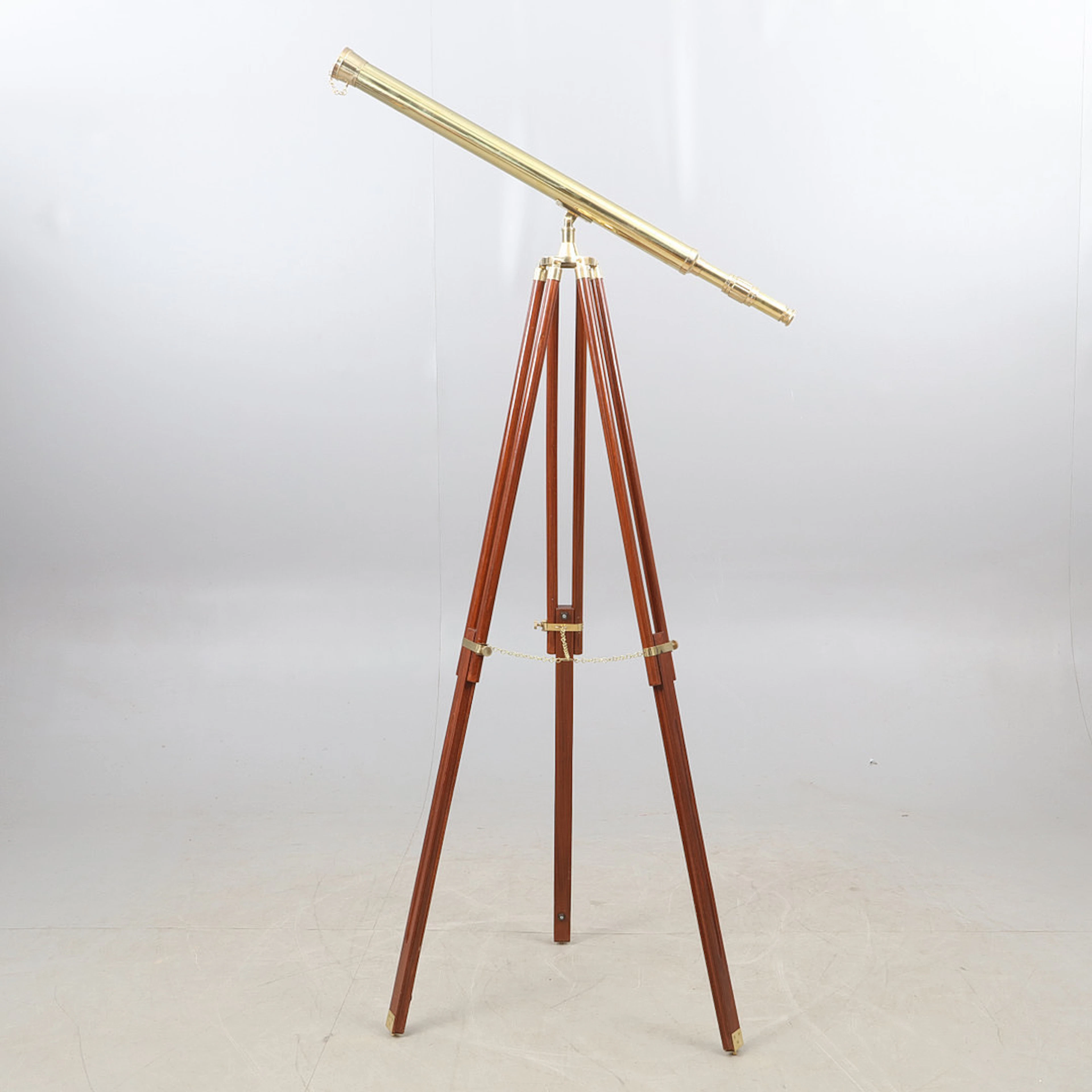 TELESKOP på tripod. mässing, trä, samtida.
