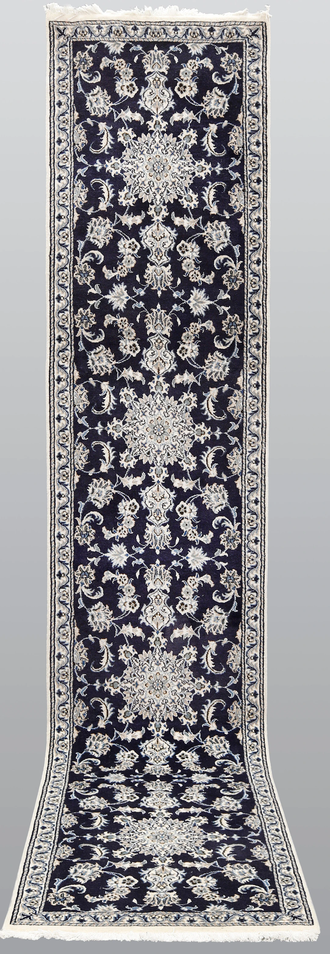 MATTA. Nain gallerimodell, 383 x 76 cm.