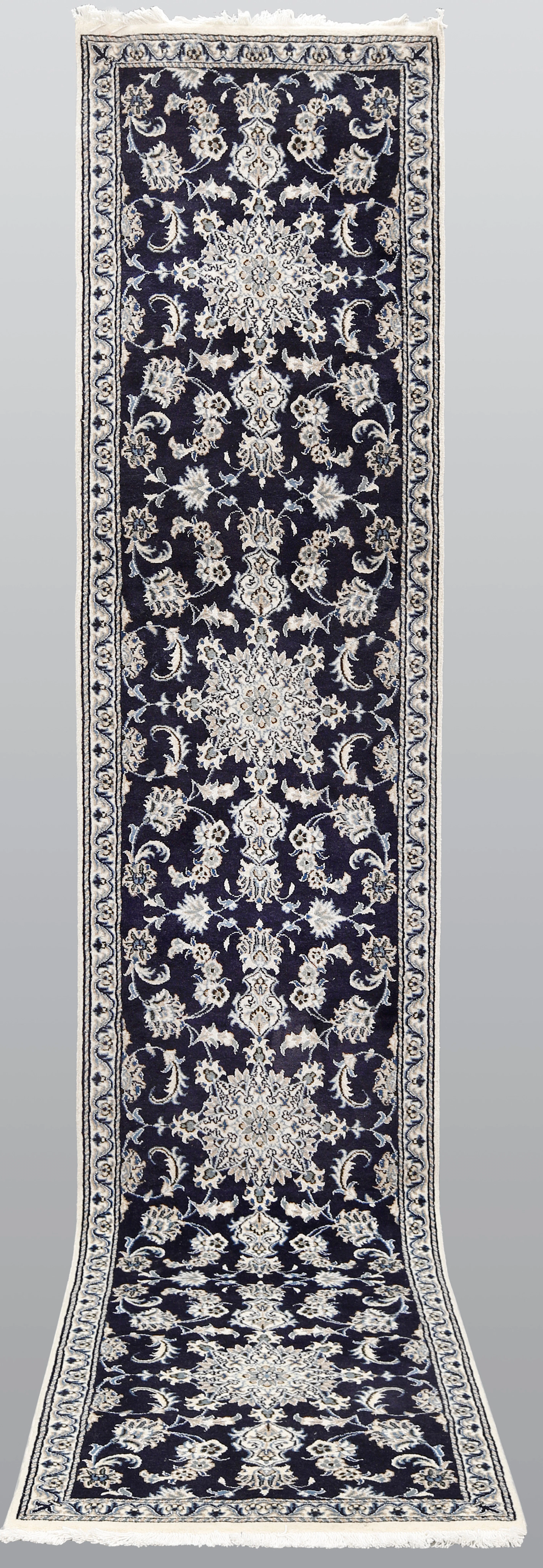 MATTA. Nain gallerimodell, 383 x 76 cm.
