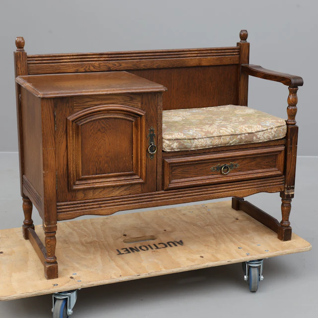 HALLMÖBEL, engelsk-stil, 1900-talets andra hälft.