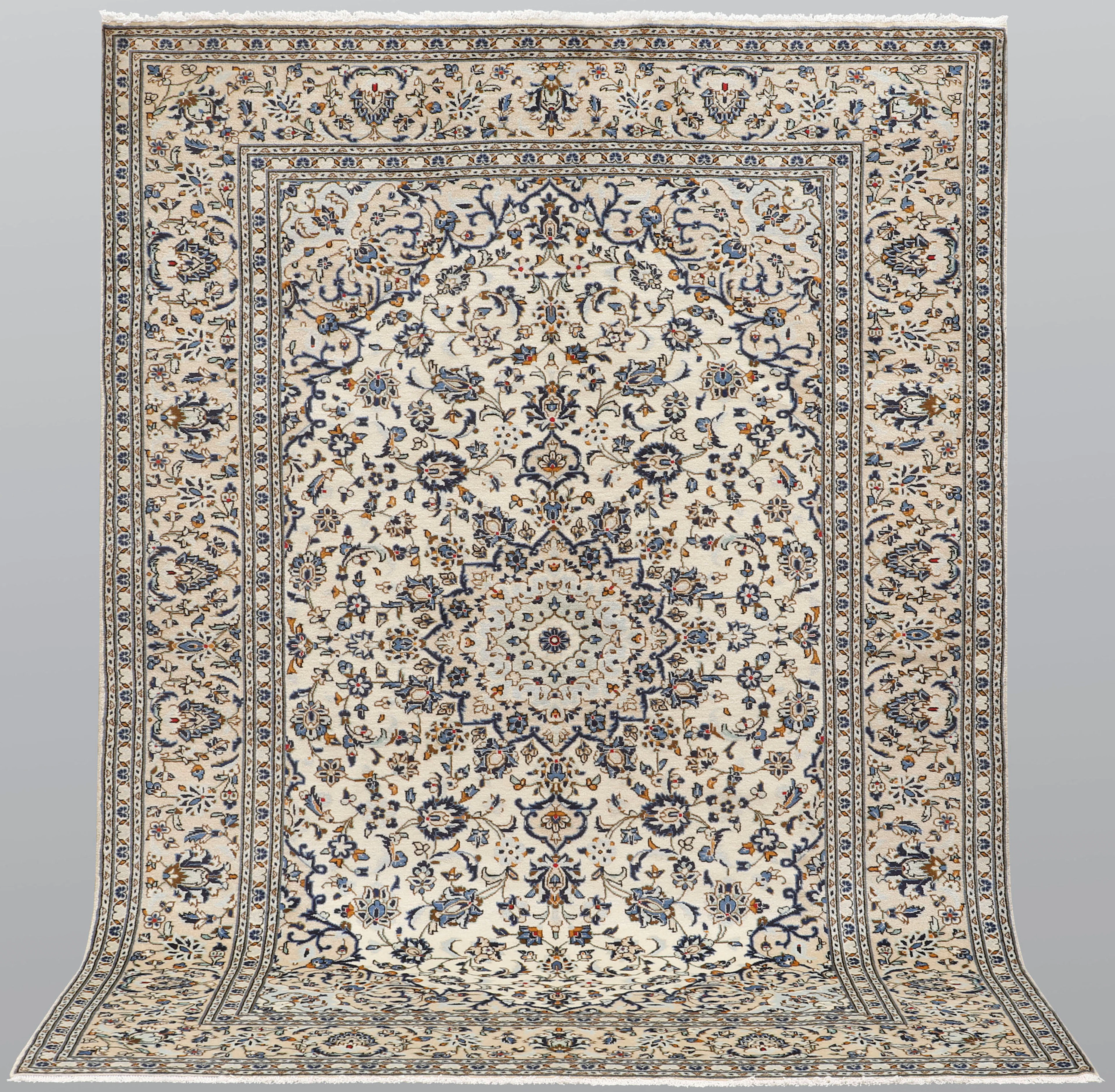 MATTA. Ljus Keshan fine, 315 x 200 cm.