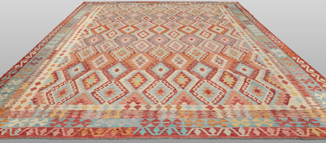 MATTA. Kelim klassisk design, 443 x 370 cm.