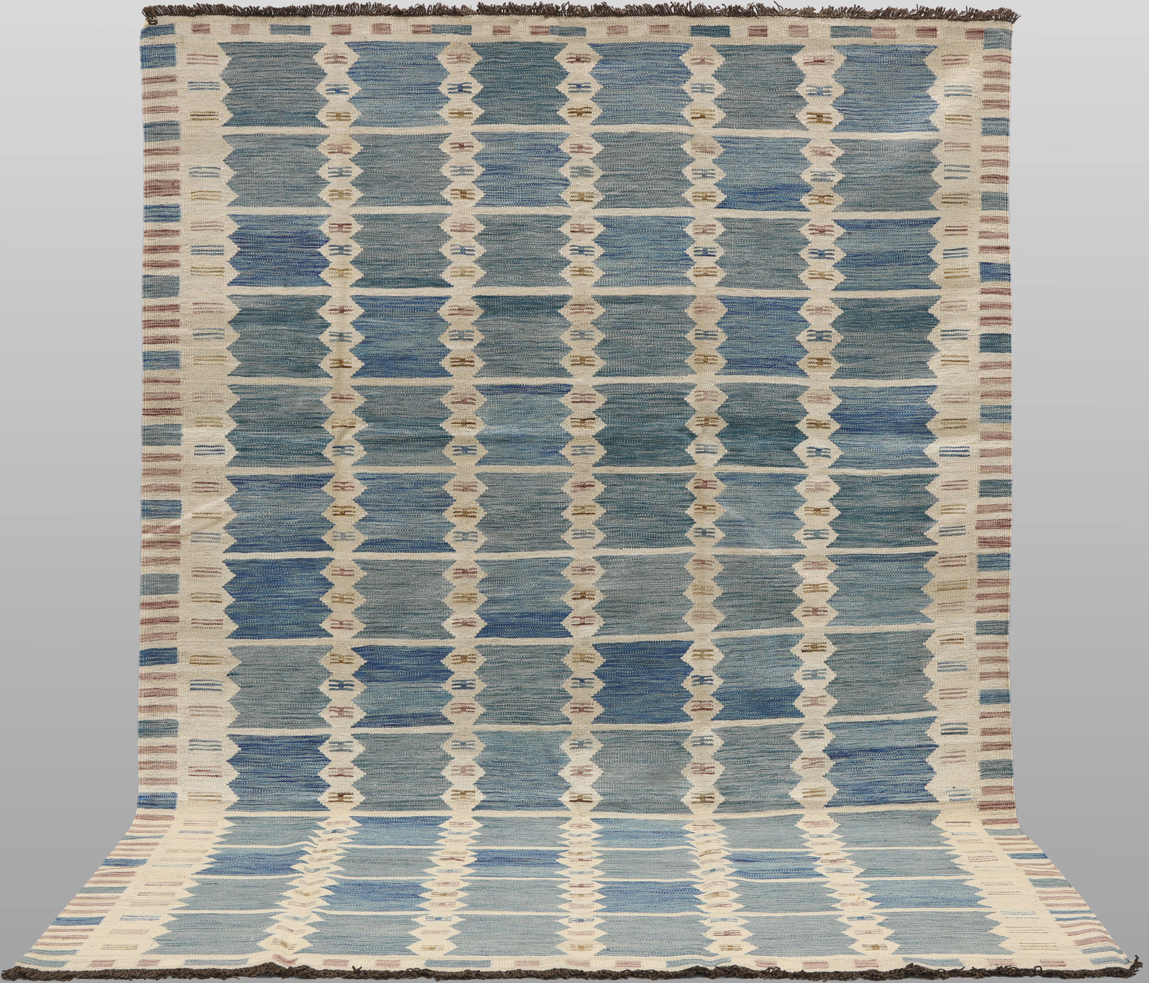 MATTA. Kelim inspirerad av svensk röllakan design, 299 x 205 cm.