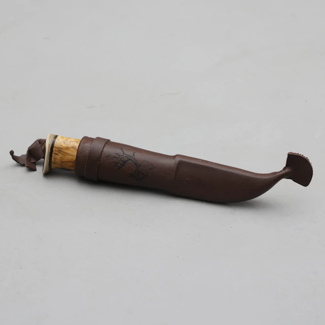 KNIV, puukko-modell, masurbjörk, kålstål, läder.