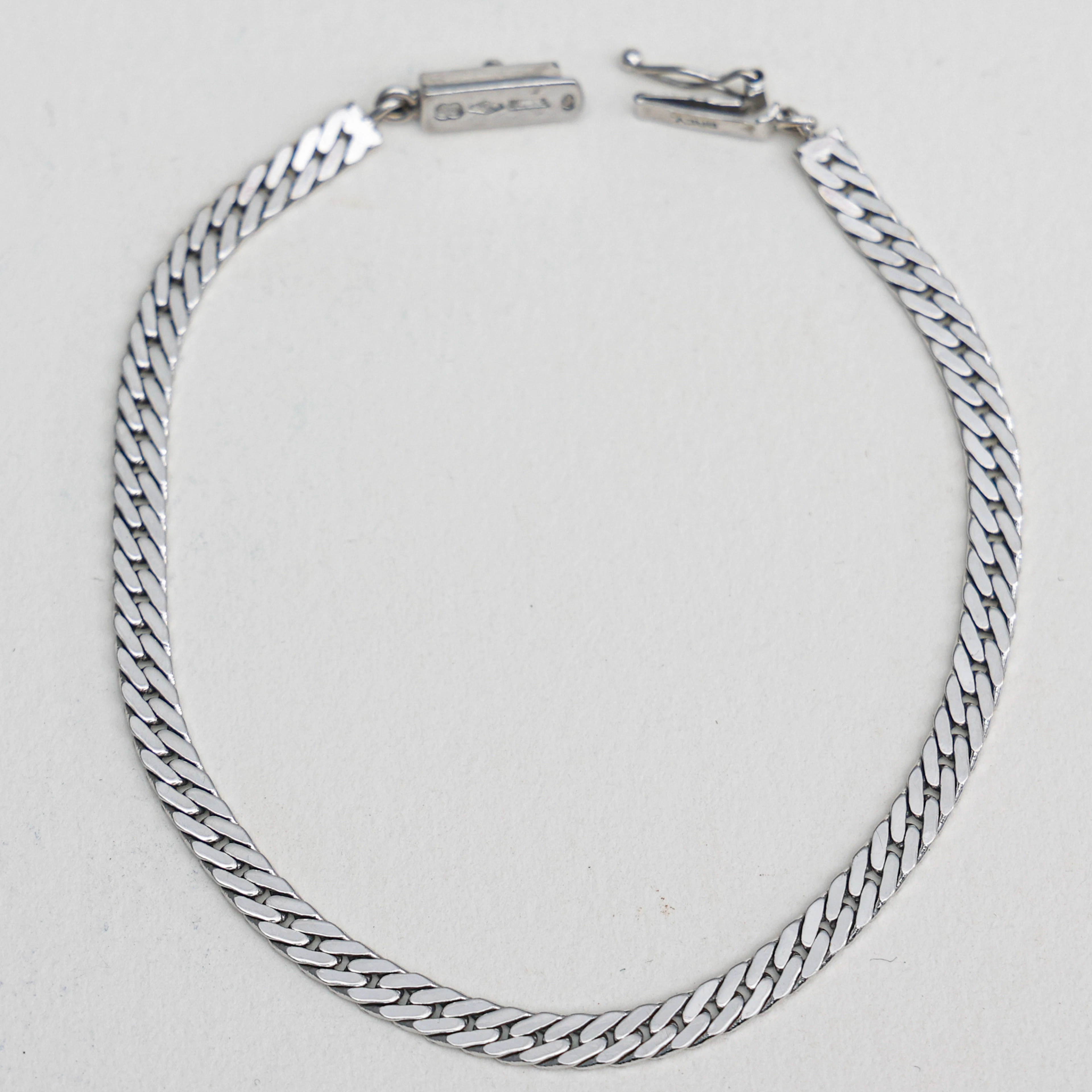 ARMBAND , 750, Uno A Erre,18 karat vitguld,Italien , vikt ca 9,07 gram.