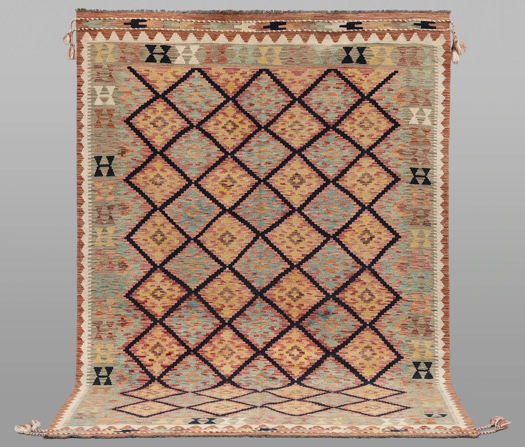 MATTA. Kelim klassisk design med dekor av toffsar, 250 x 175 cm.