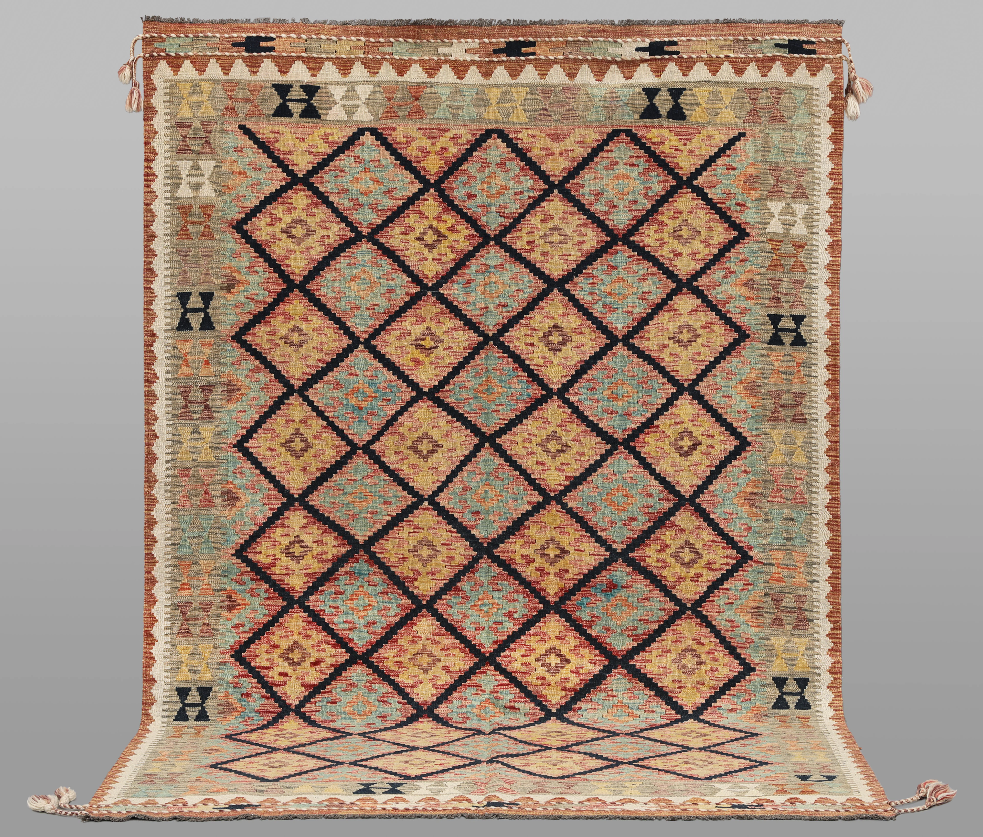 MATTA. Kelim klassisk design med dekor av toffsar, 250 x 175 cm.