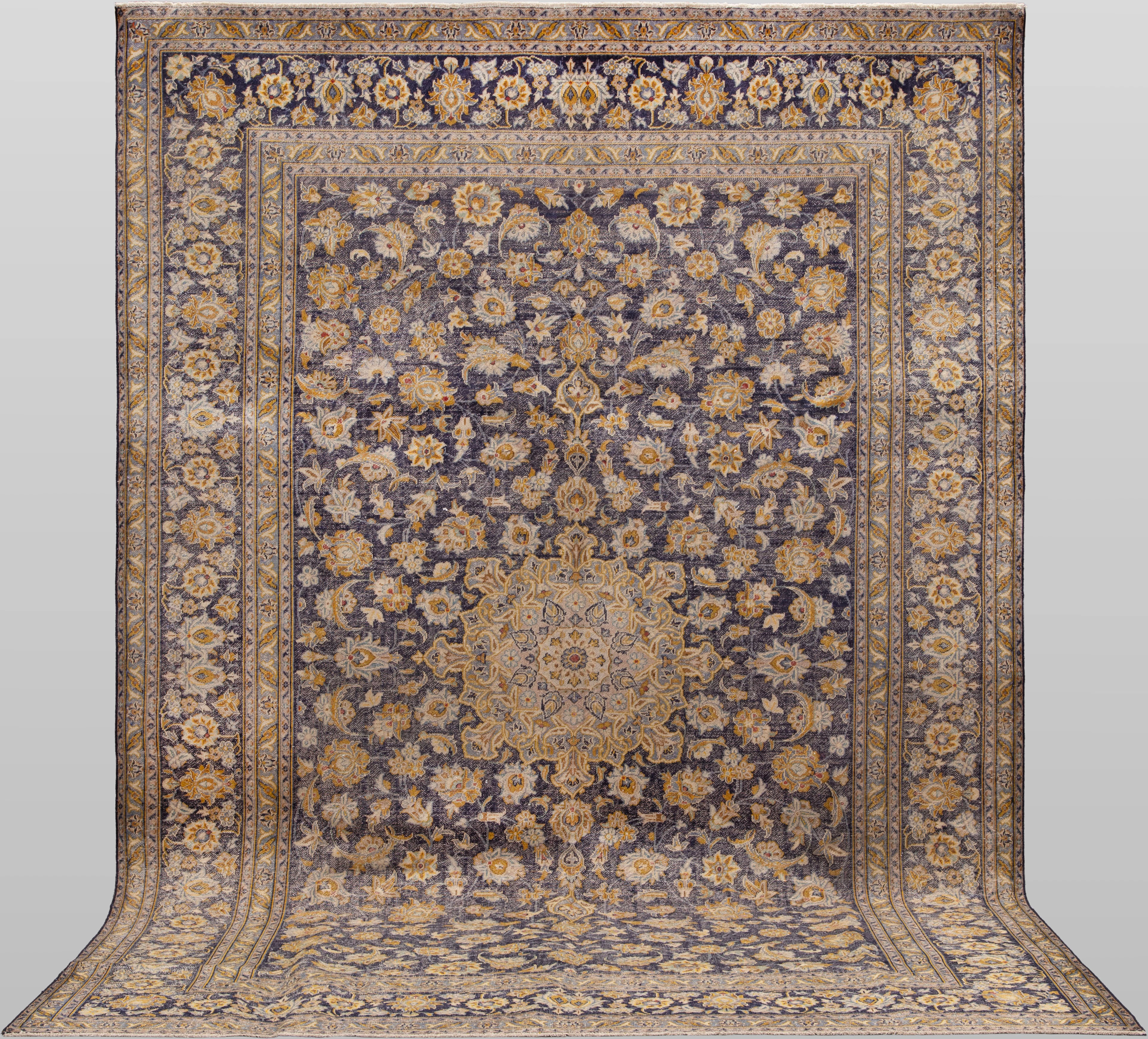 MATTA. Vintage, 360 x 255 cm.
