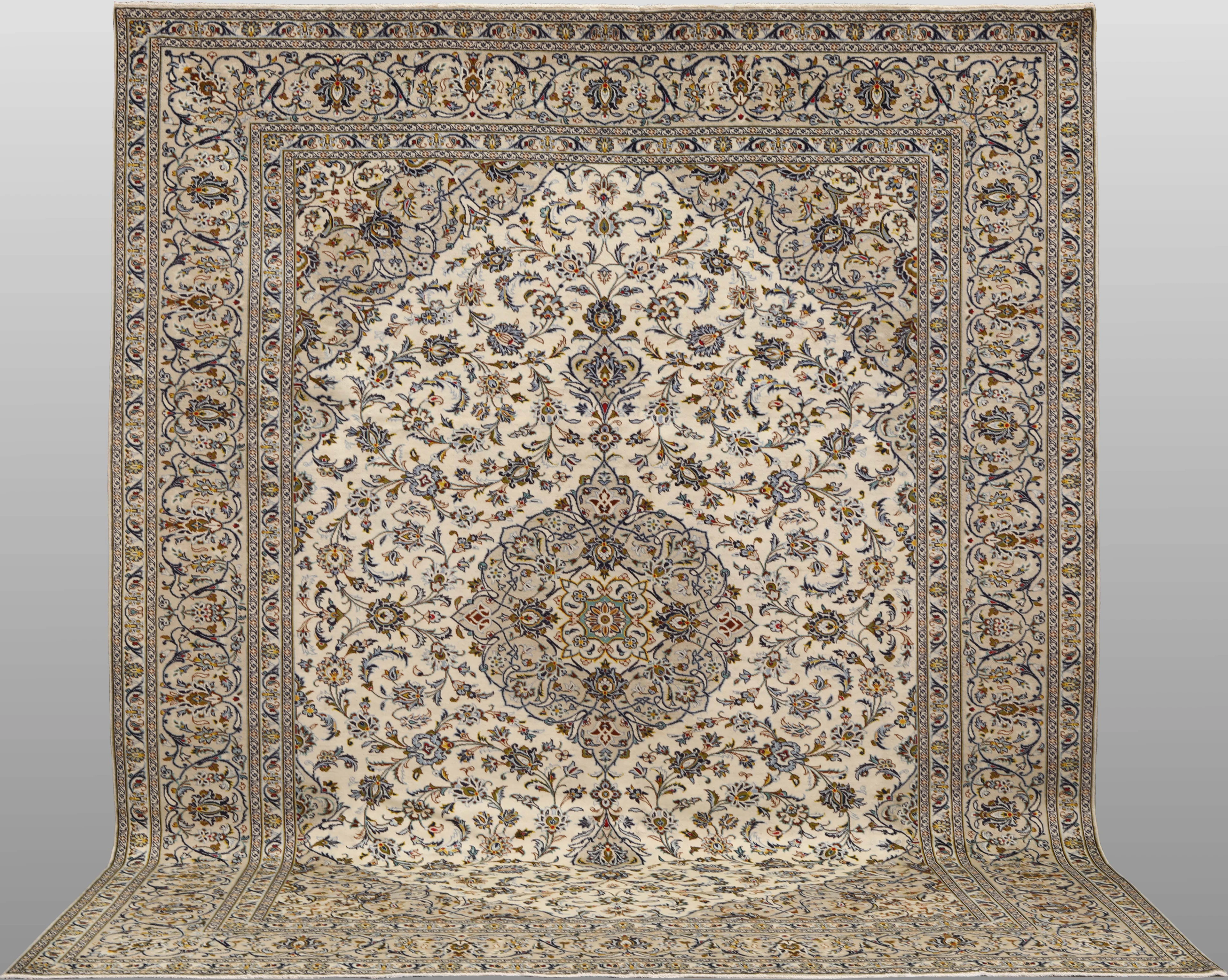 MATTA. Ljus Keshan fine, 393 x 295 cm.