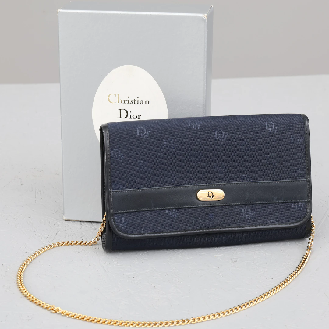 CHRISTIAN DIOR. Axelremsväska, 1970/80-tal.