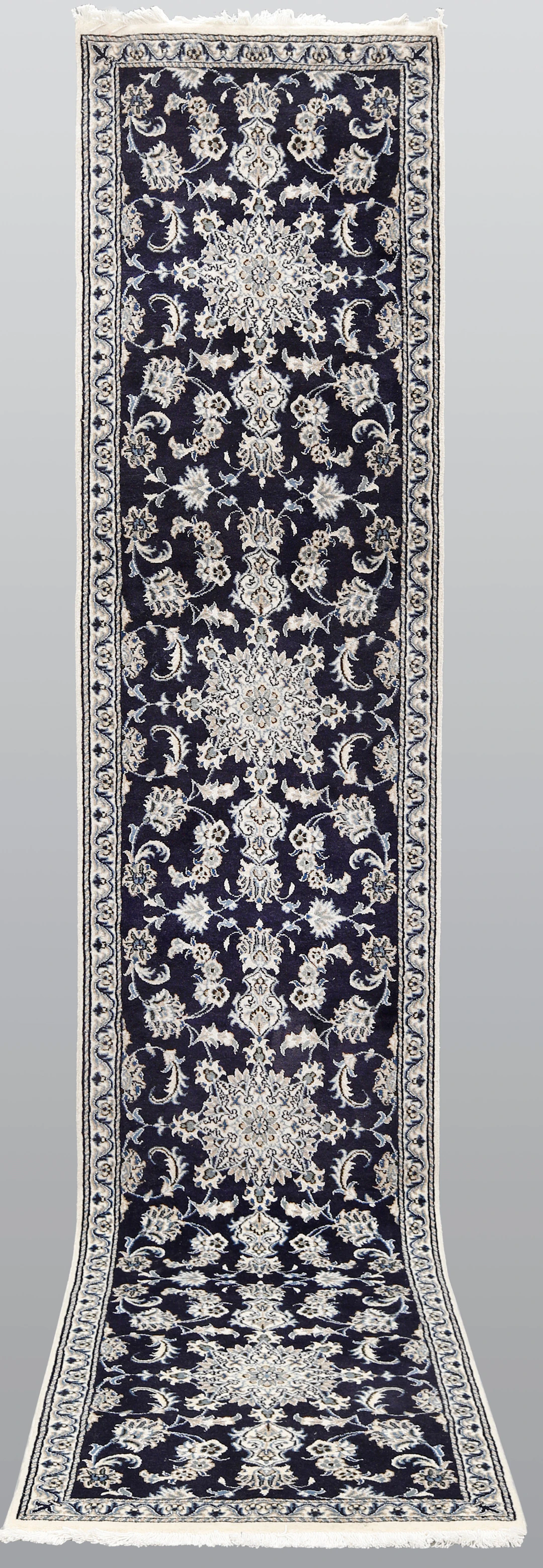 MATTA. Nain gallerimodell, 383 x 76 cm.