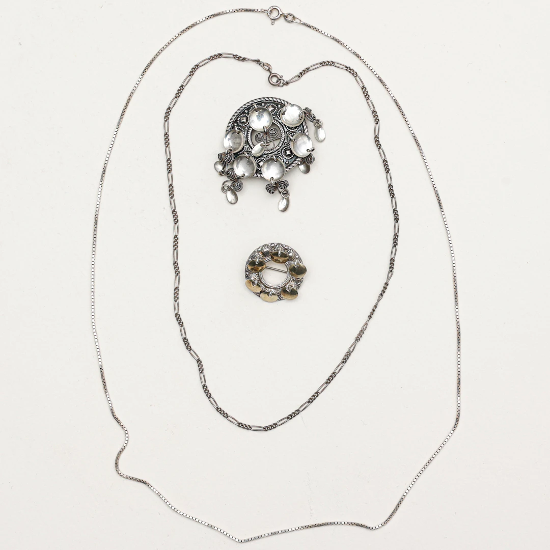 DRÄKTBROSCHER, 2 stycken, samt kedjor, silver. totalvikt ca 21 gram.