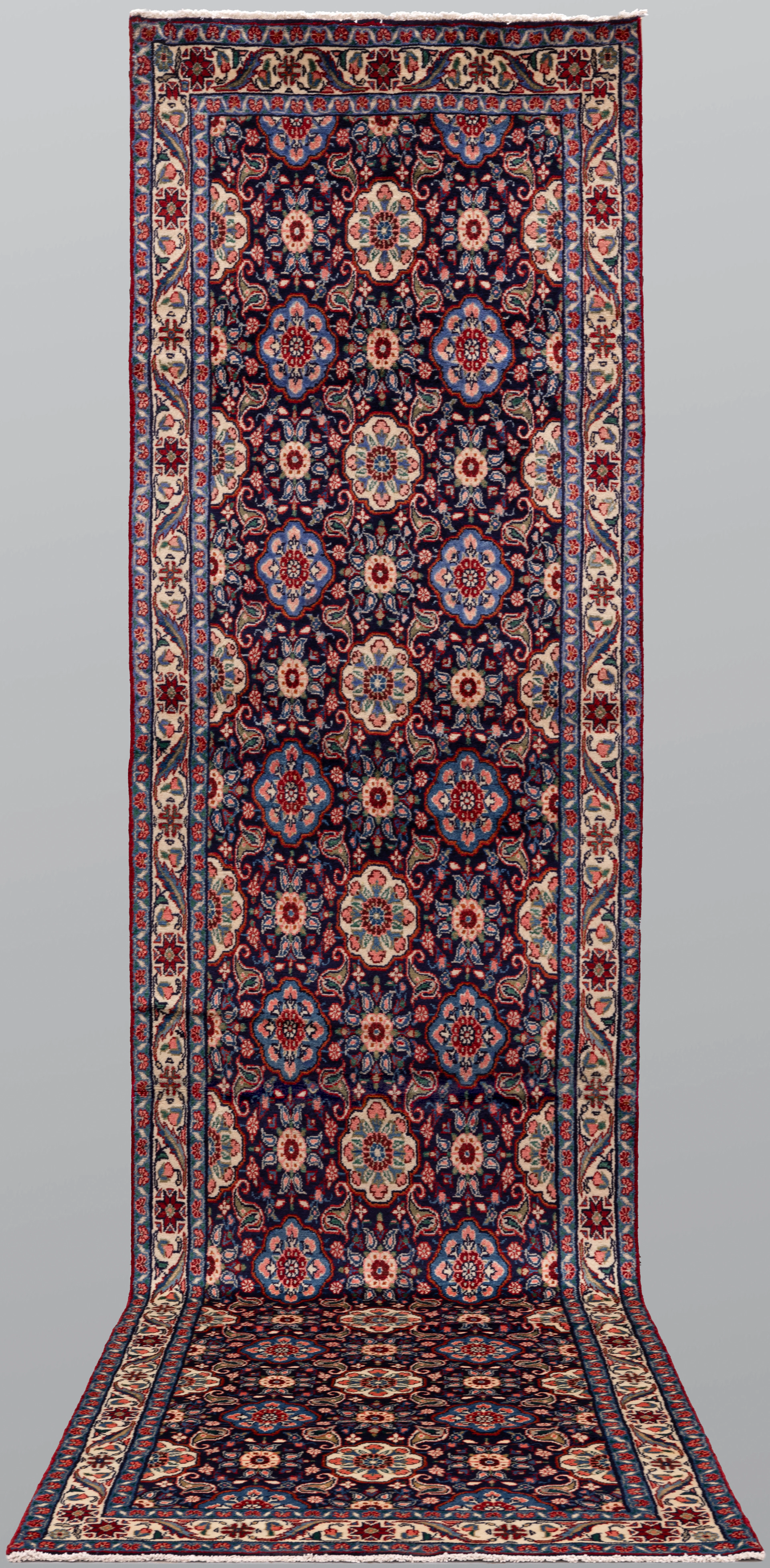 MATTA. Hamadan gallerimodell, 454 x 114 cm.