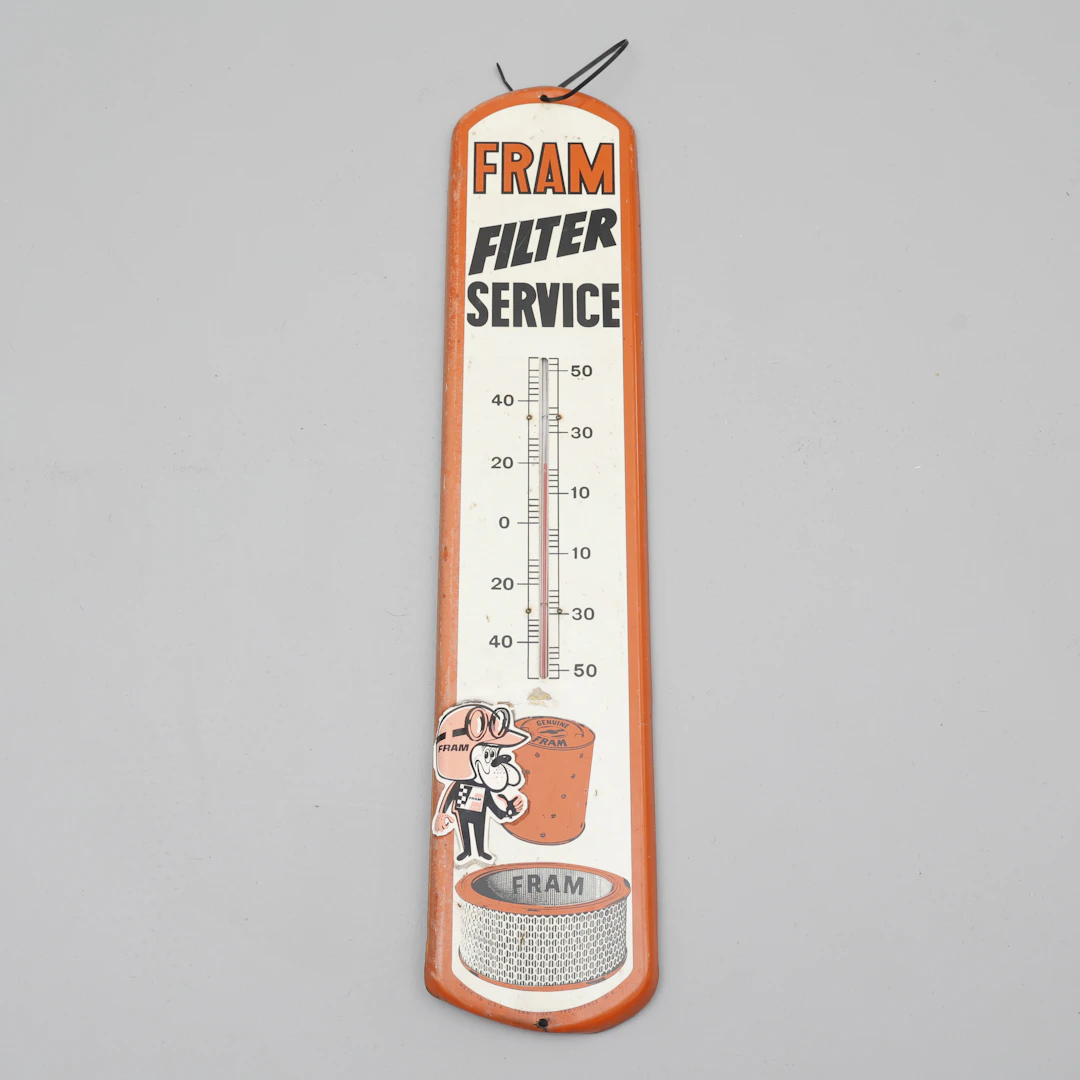 EMALJSKYLT med TERMOMETER. Fram, Filtersservice, USA, 1900-talets mitt.