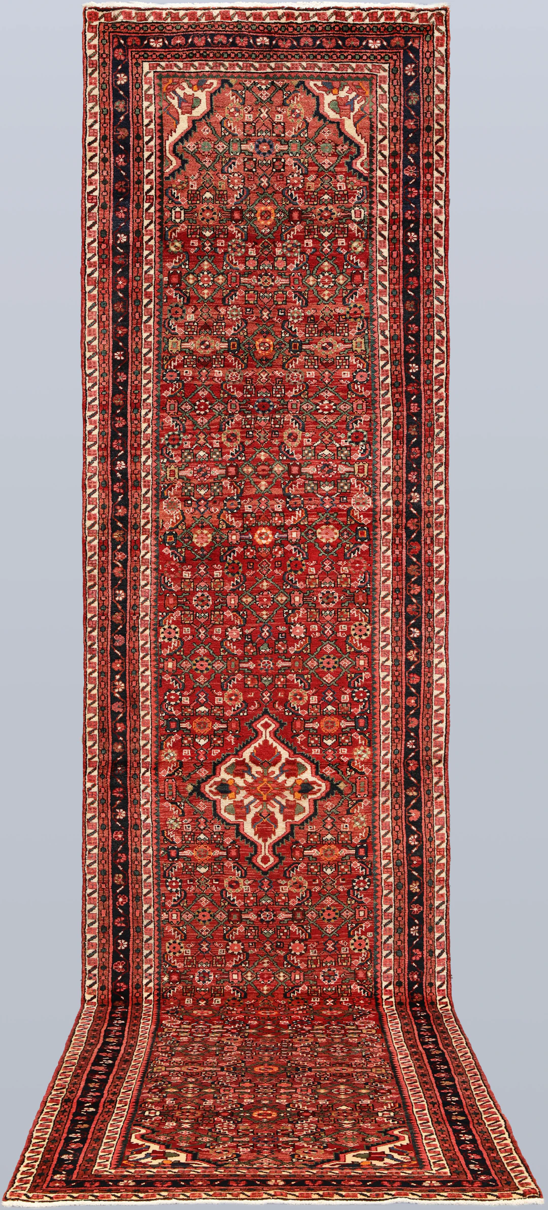 MATTA. Hamadan gallerimodell, 425 x 103 cm.