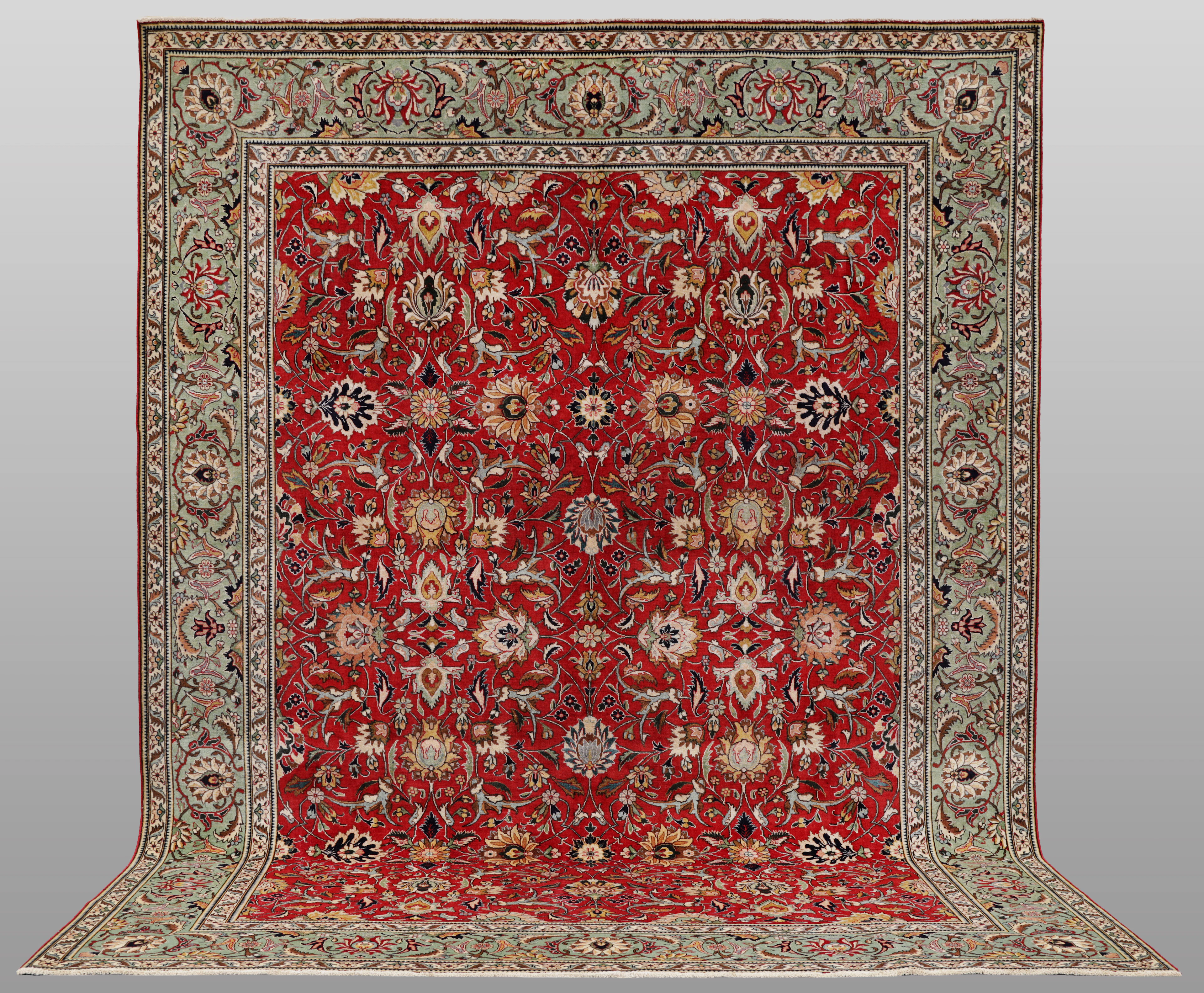 MATTA. Semiantik Täbriz, patinerad, 378 x 285 cm.