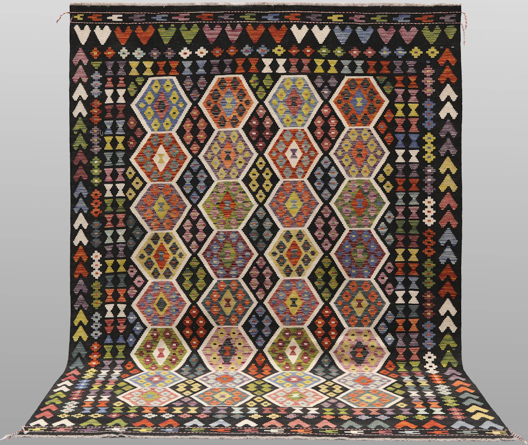 MATTA. Kelim klassisk design, 295 x 208 cm.