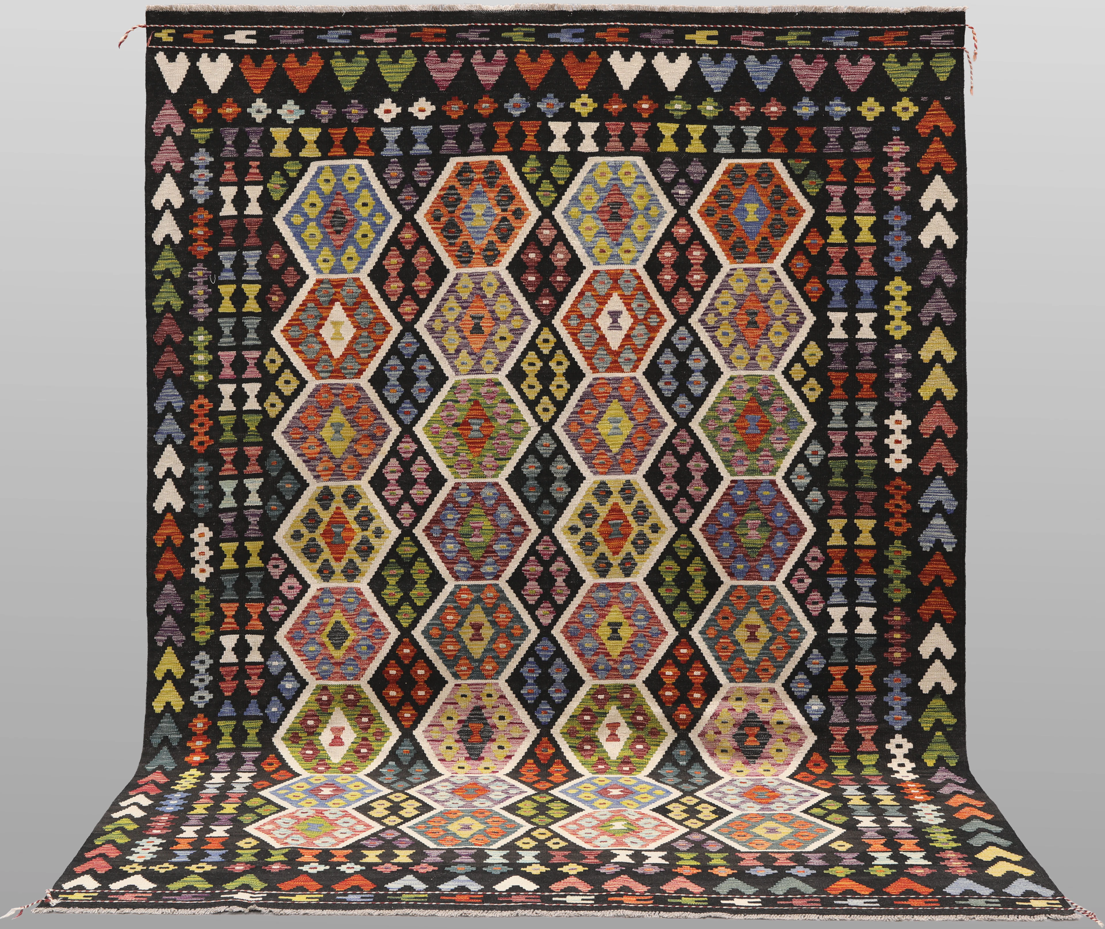 MATTA. Kelim klassisk design, 295 x 208 cm.