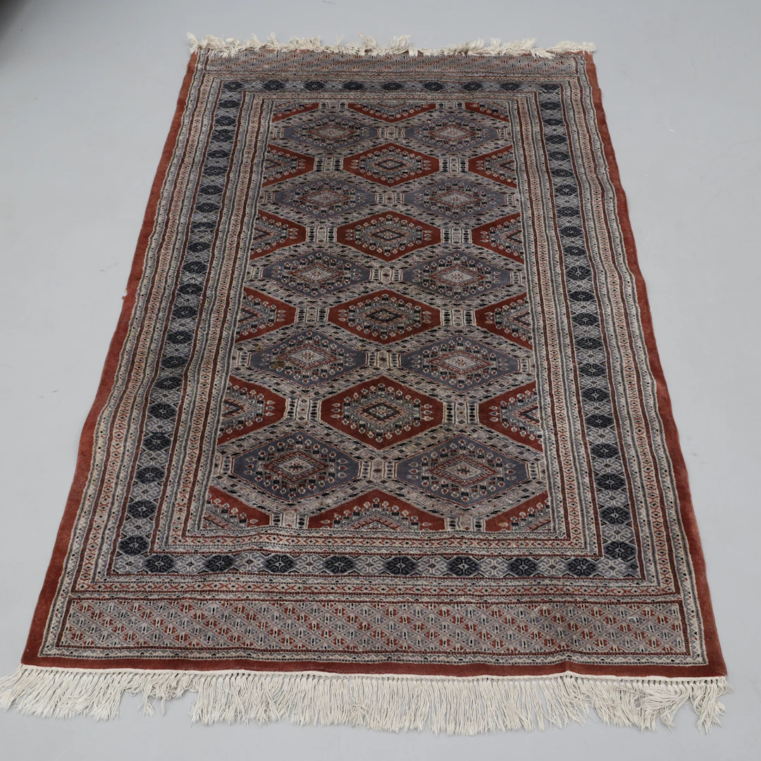 Matta, orientakisk Bokhara, ca 200 cm x ca 130 cm.