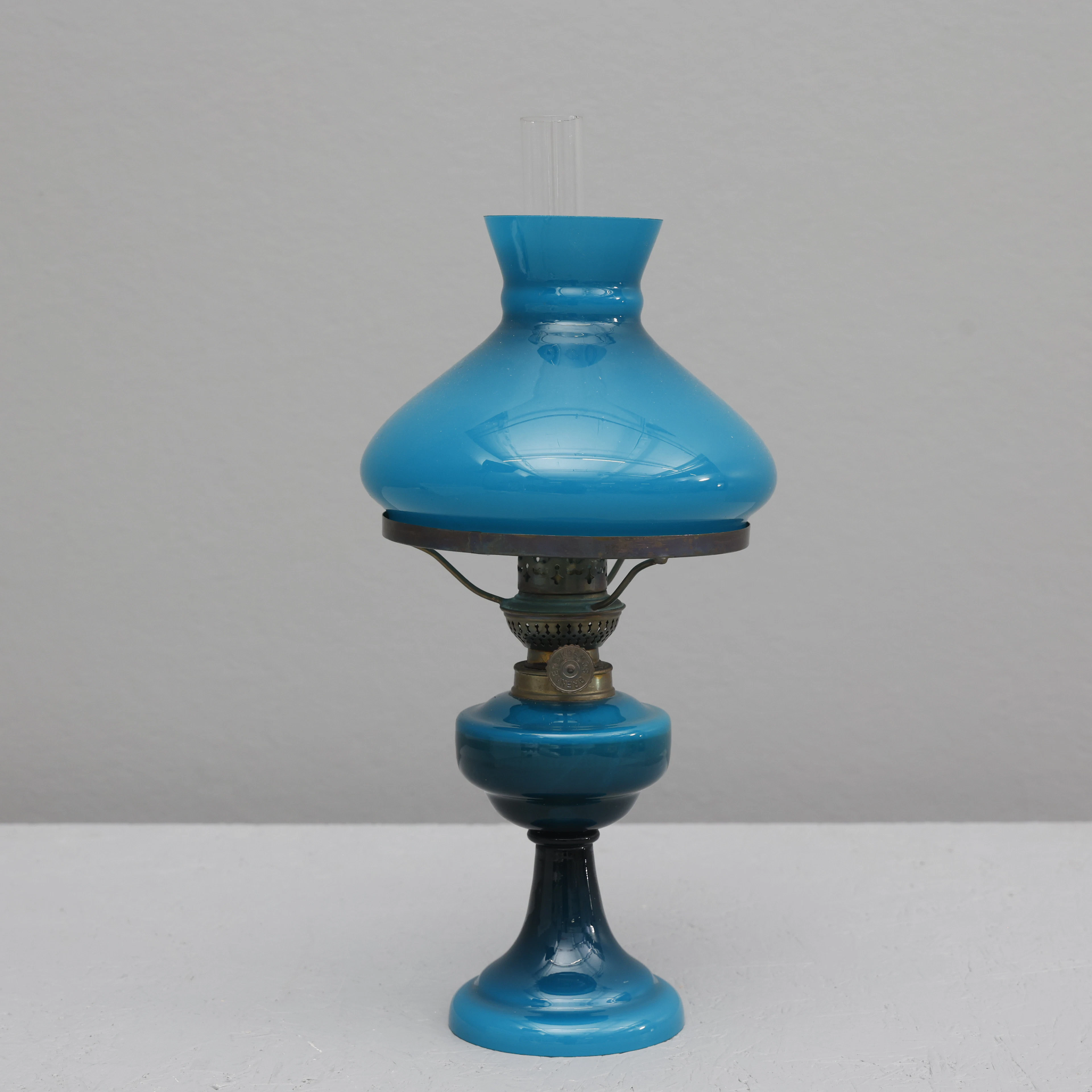 GUNNAR ANDER. Bordsfotogenlampa, glas, Lindshammar.