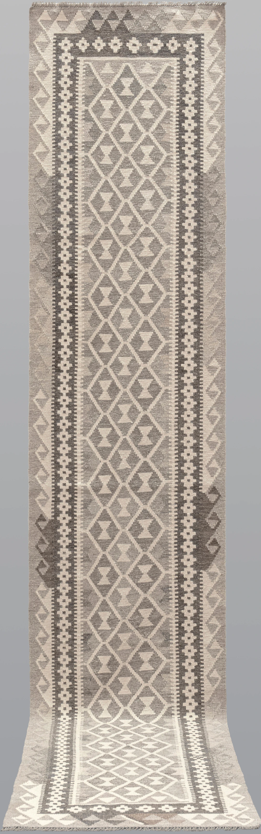 MATTA. Kelim naturfärgad, gallerimodell, 385 x 78 cm.