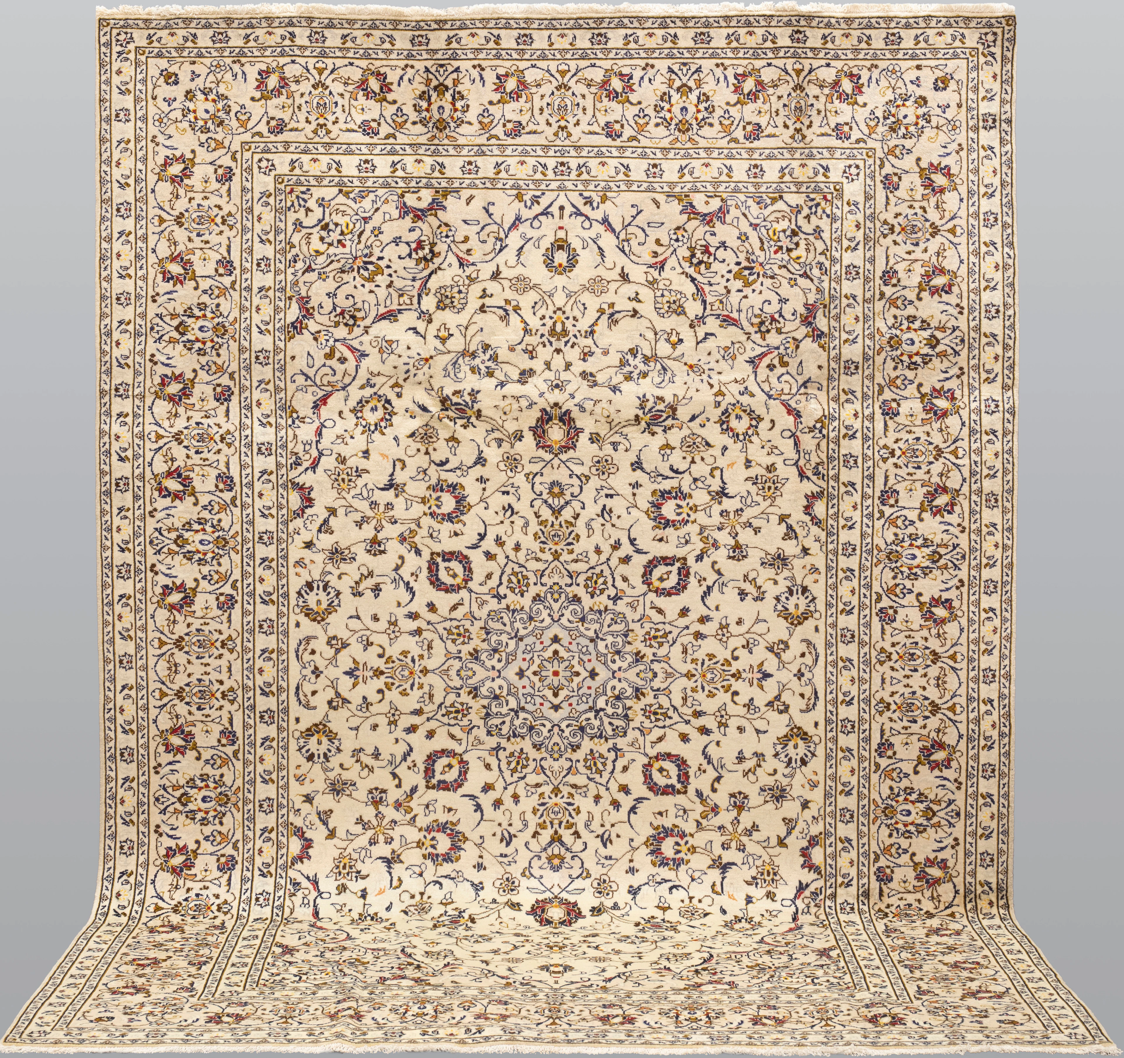 MATTA. Ljus Keshan fine, 302 x 202 cm.