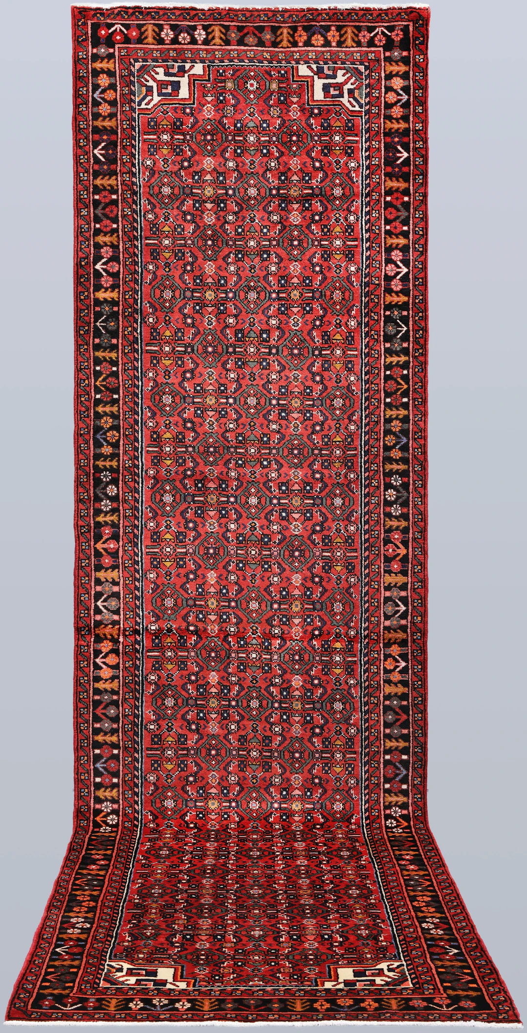 MATTA. Hamadan gallerimodell, 403 x 111 cm.