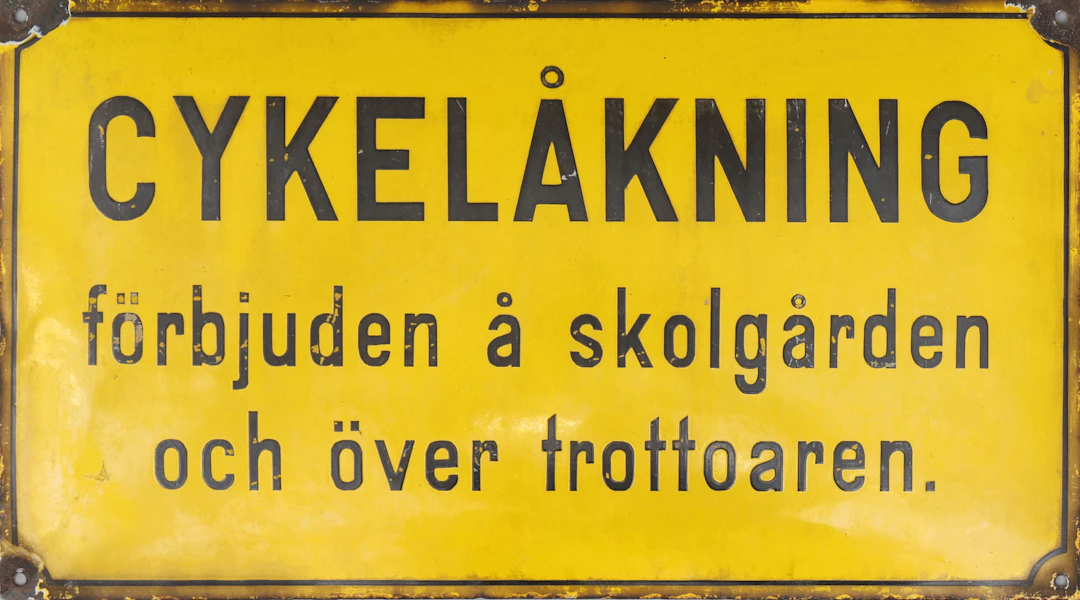 EMALJSKYLT, "Cykelåkning förbjuden å skolgården…", 1900-tal.