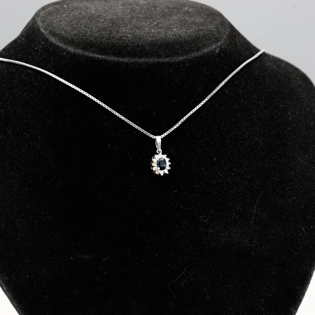 KEDJA & CARMOSÉHÄNGE, 18 K vitguld, diamanter och safir.
