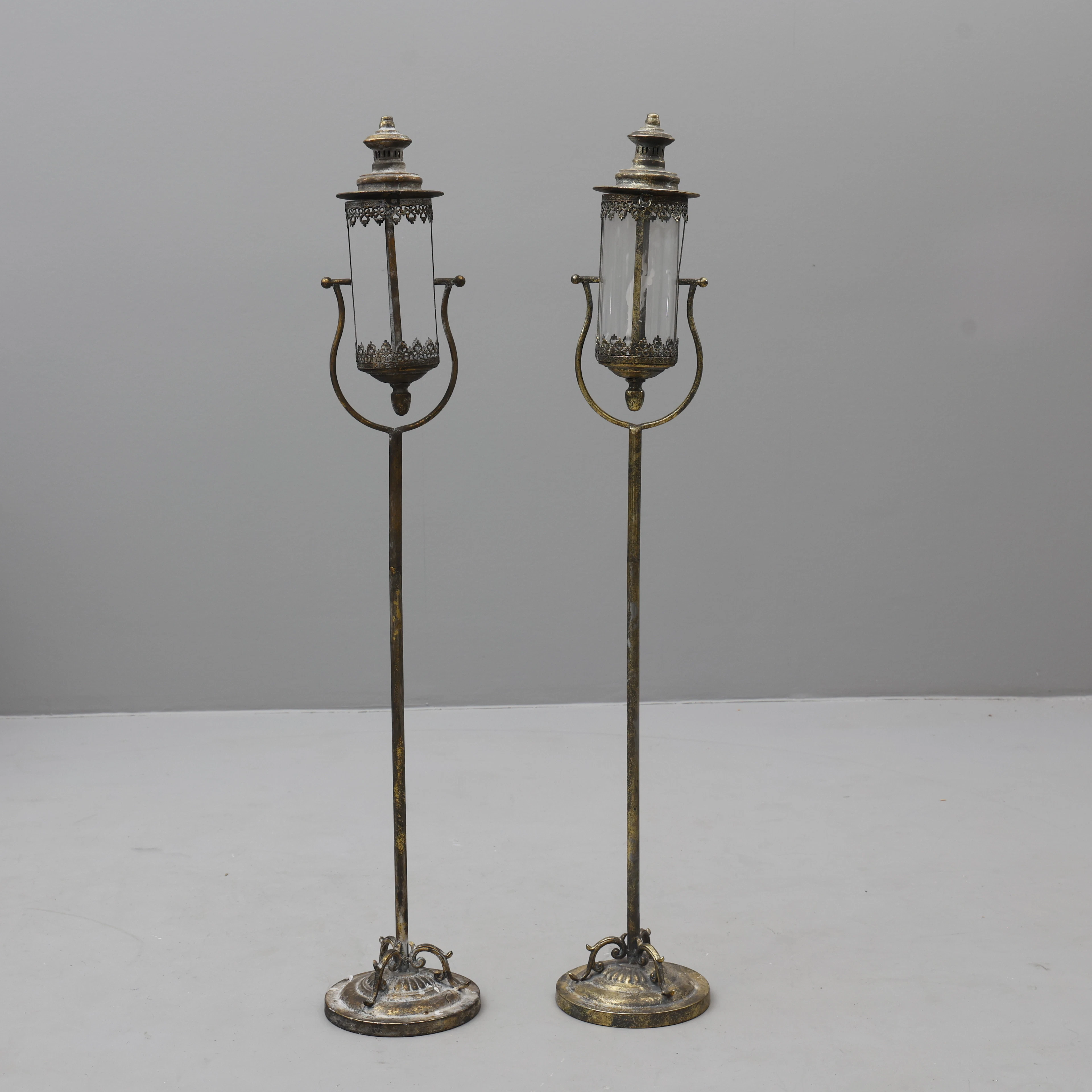 GOLVLYKTOR, 2 stycken, metall/glas.