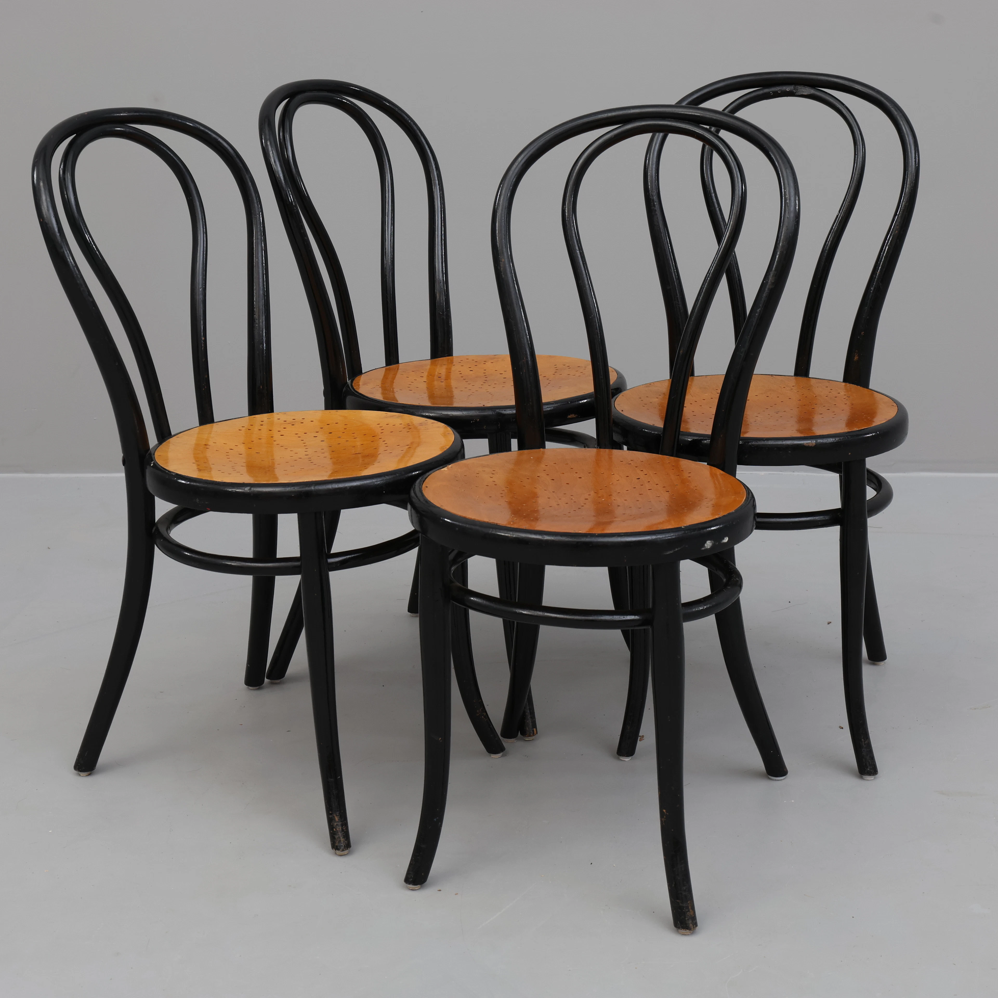 STOLAR, 4 st. Thonet. Nyare sits.