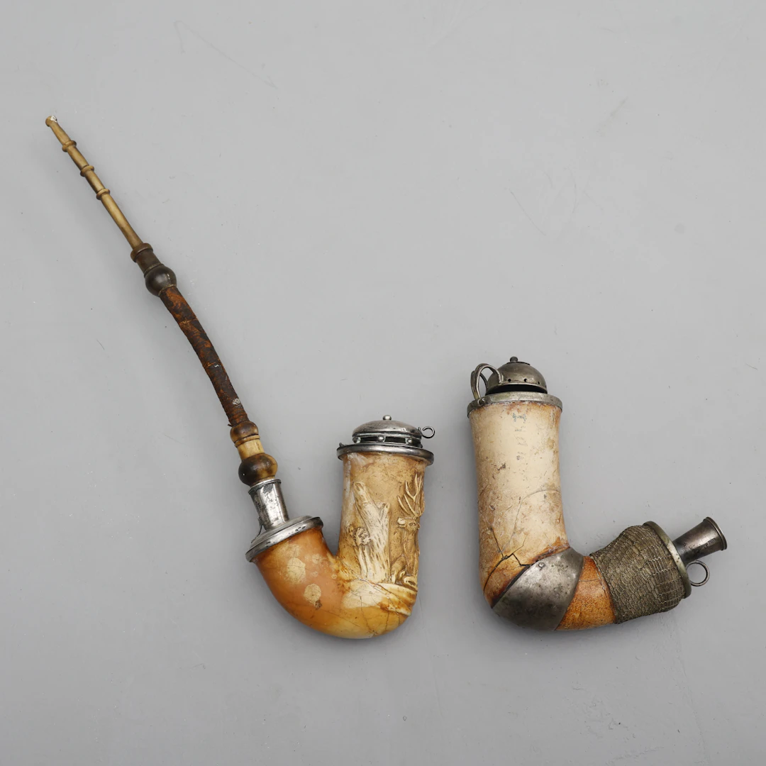 SJÖSKUMSPIPOR, 2 stycken, svenska silverbeslag, 1800-tal.