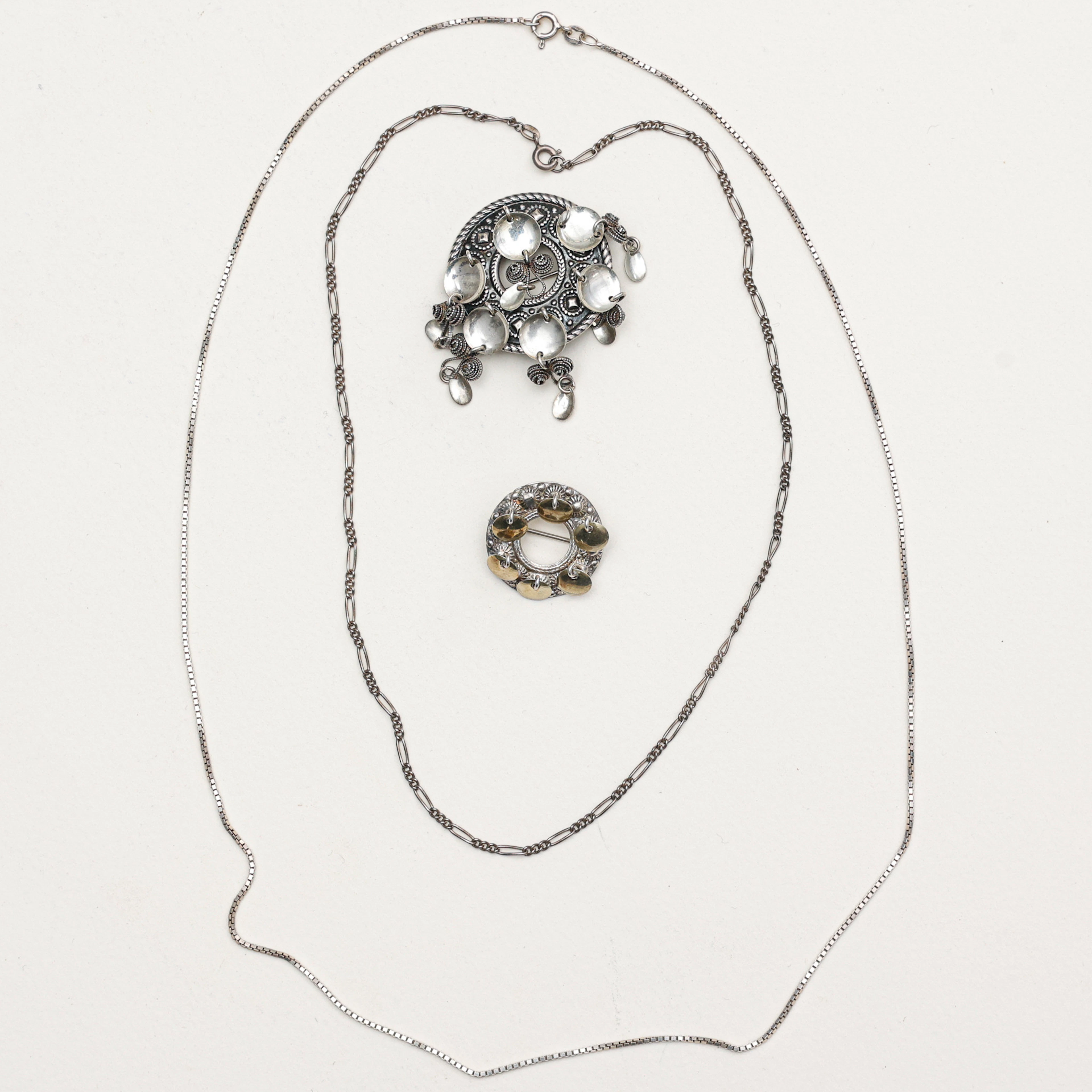 DRÄKTBROSCHER, 2 stycken, samt kedjor, silver. totalvikt ca 21 gram.