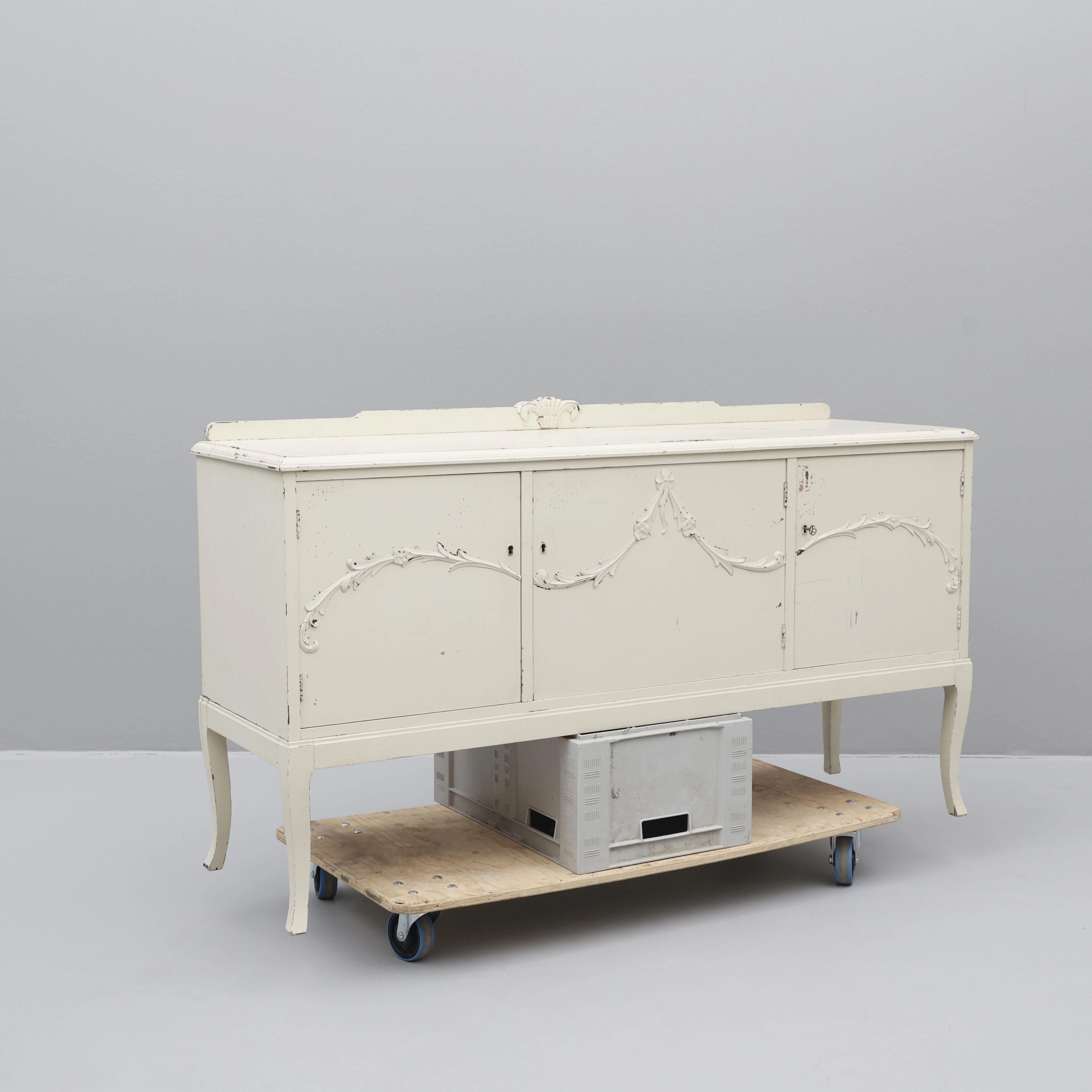 SIDEBOARD, rokoko-stil, bemålad, 1900-talets andra hälft.