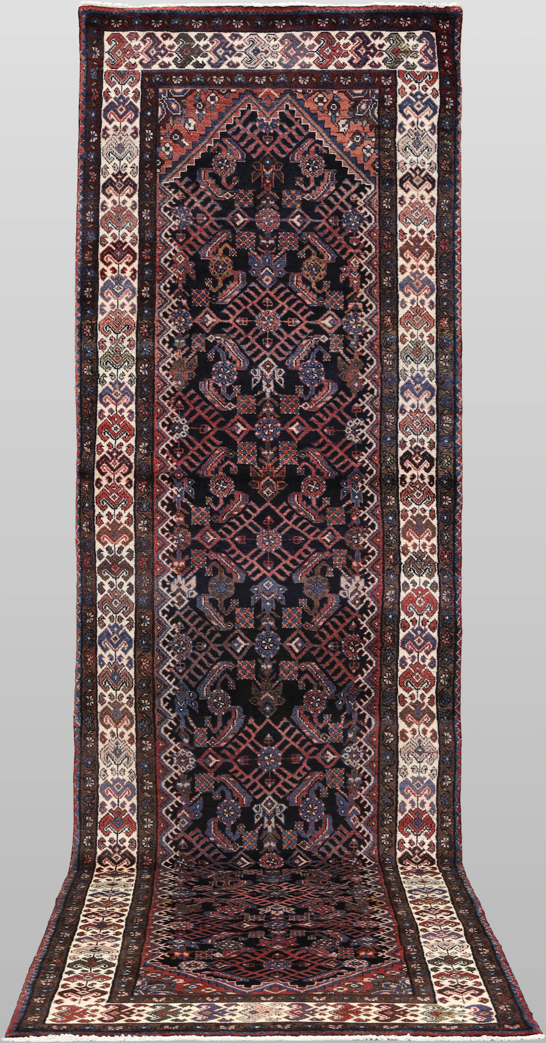MATTA. Hamadan gallerimodell, 406 x 104 cm.
