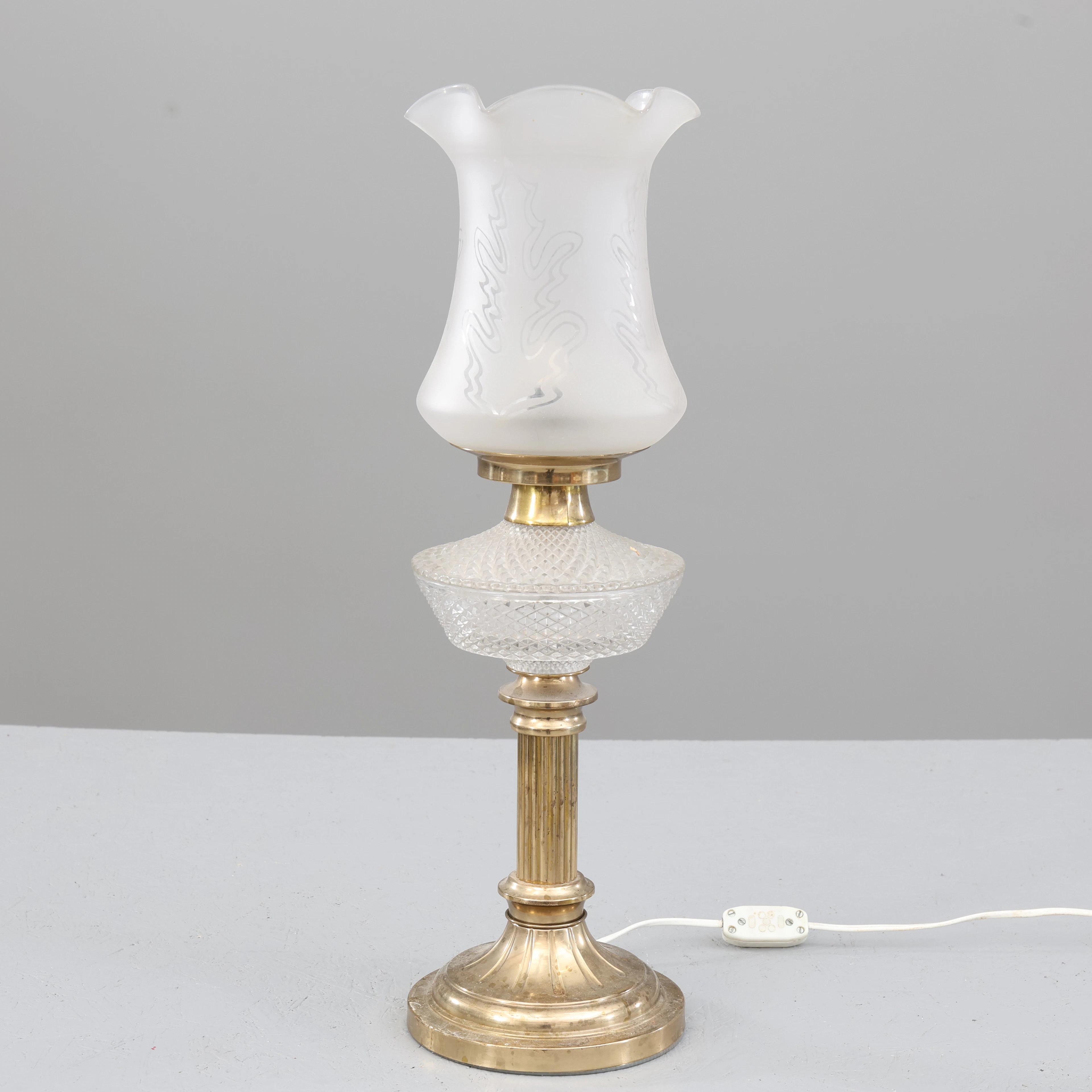 BORDSLAMPA, glas/gulmetall, signerad Tyringe konst hantverk, 1960/70-tal.