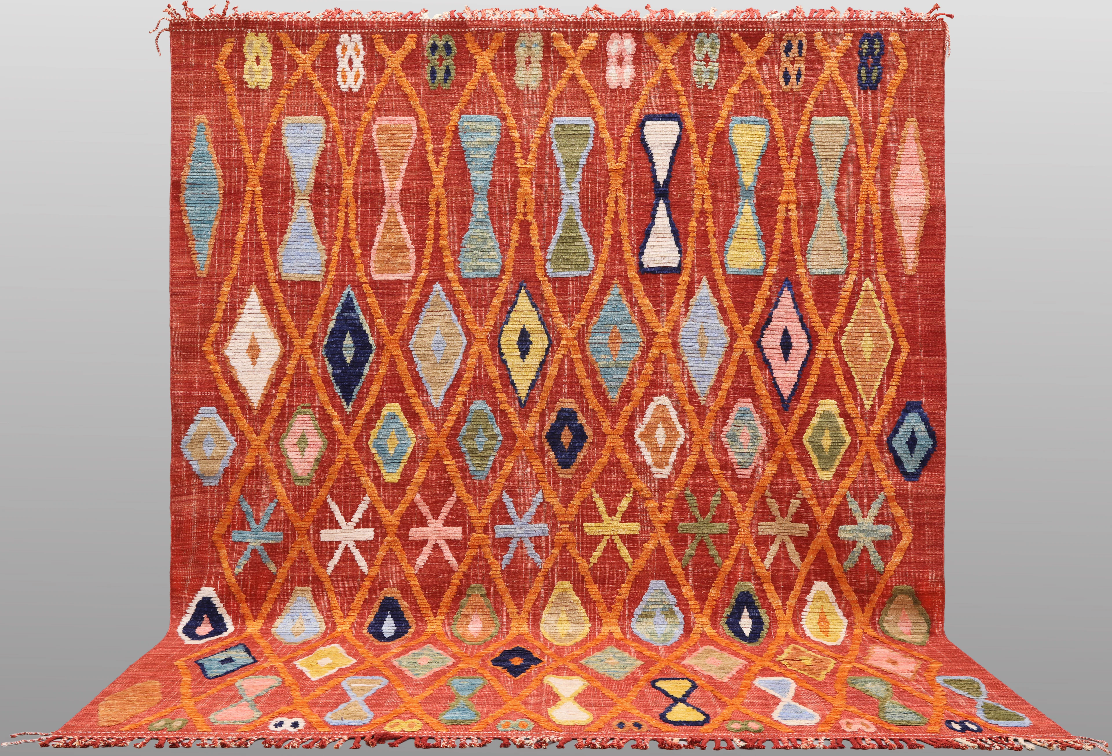 MATTA. Marocko design med dekor av tofsar, 390 x 308 cm.