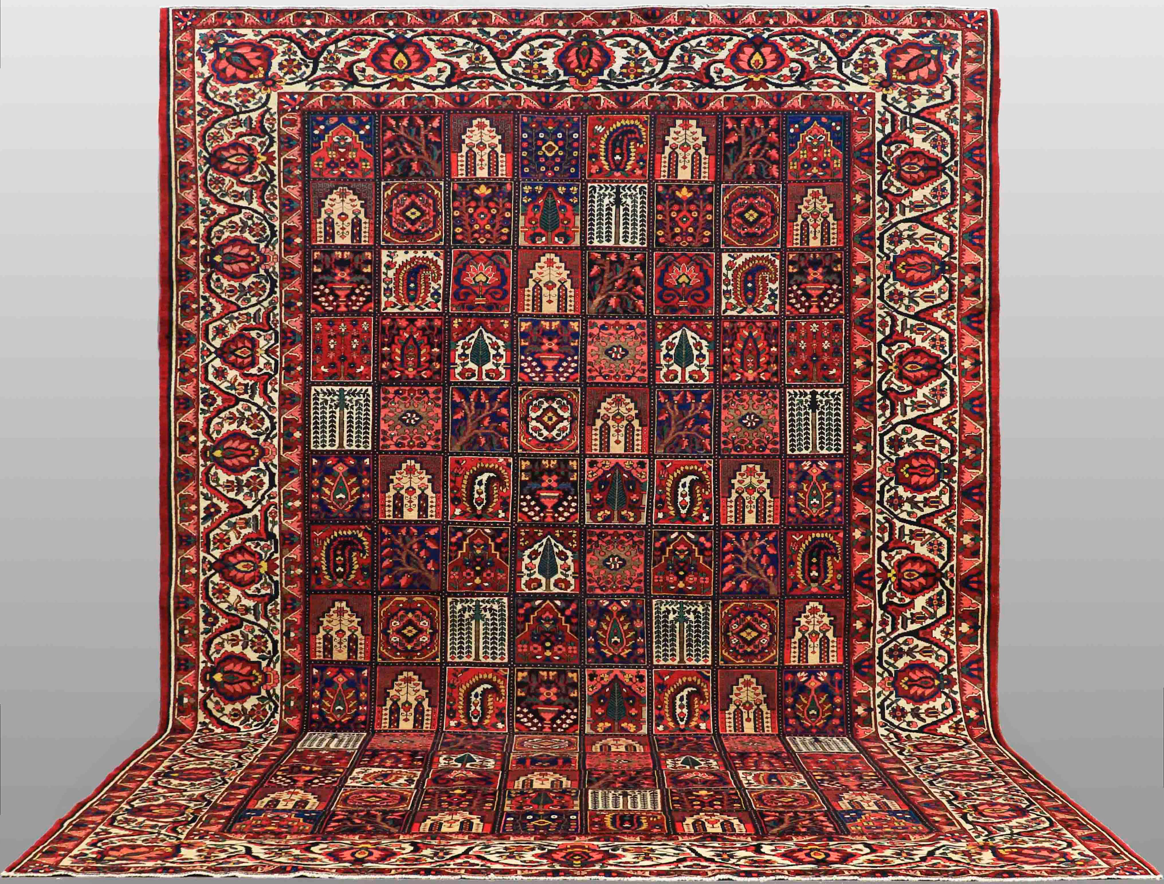 MATTA. Antik Baktiari trädgårdsmönstrad, 471 x 333 cm.
