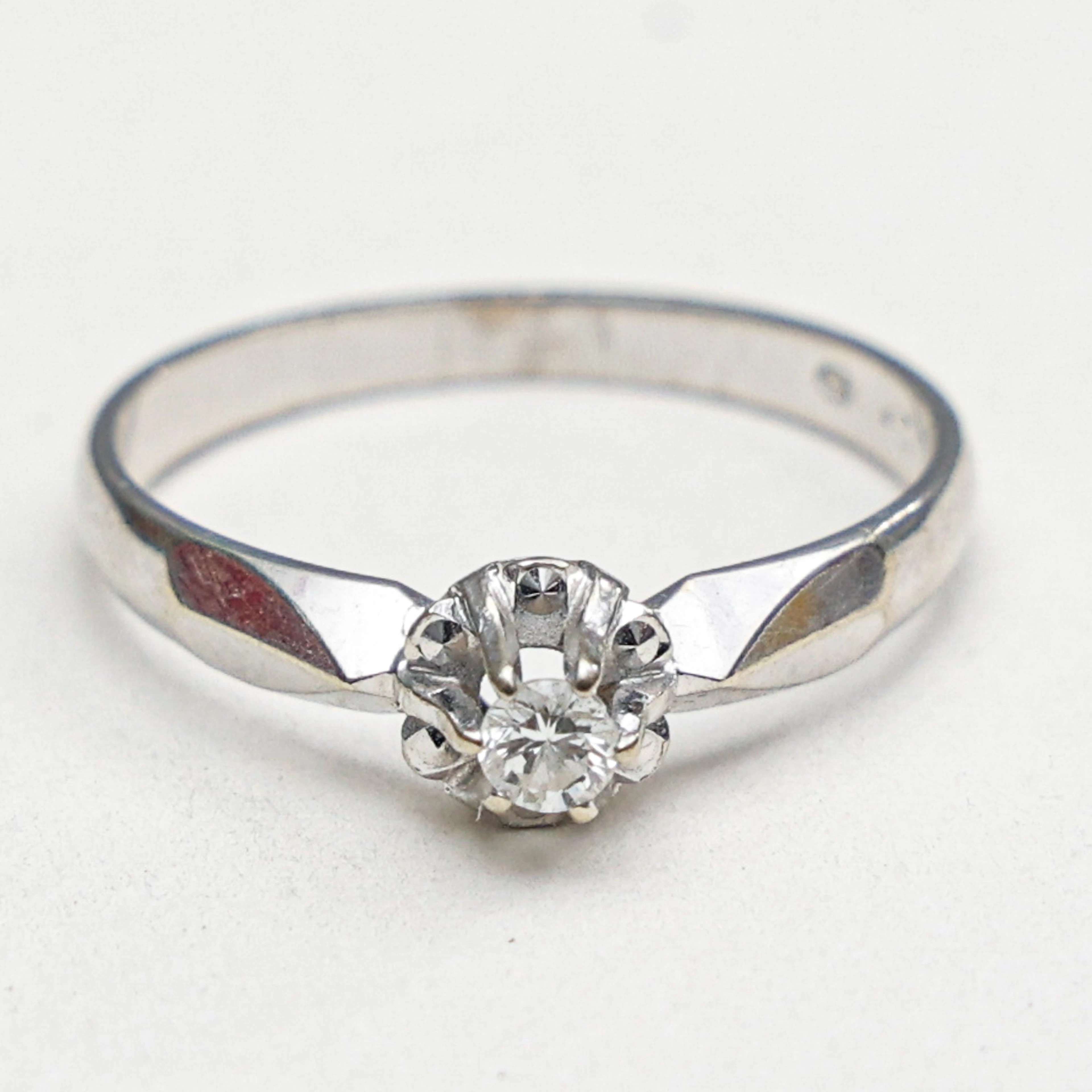 RING, 18 karat vitguld med briljantslipad diamant , vikt 2,4 gram.