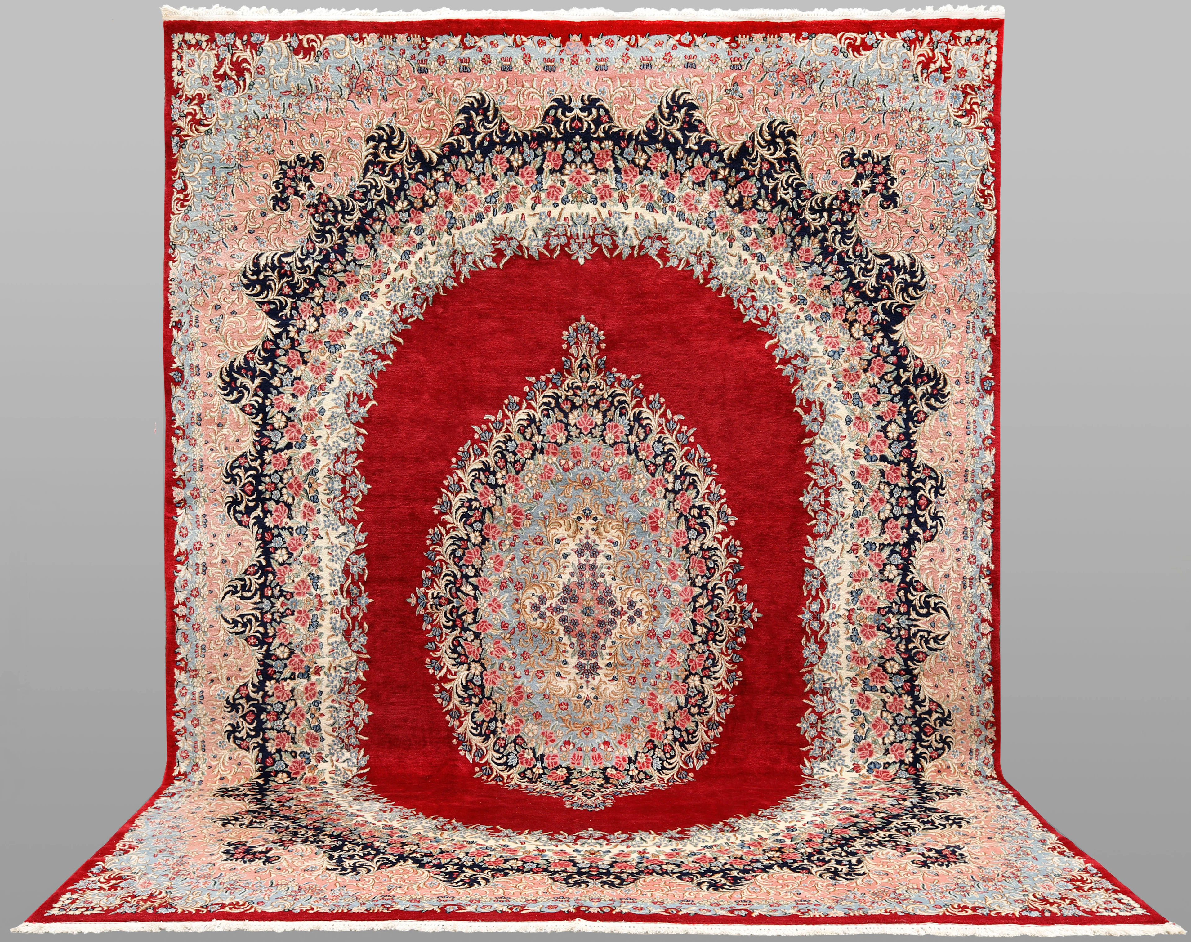 MATTA. Äldre Kirman lavar, 417 x 309 cm.