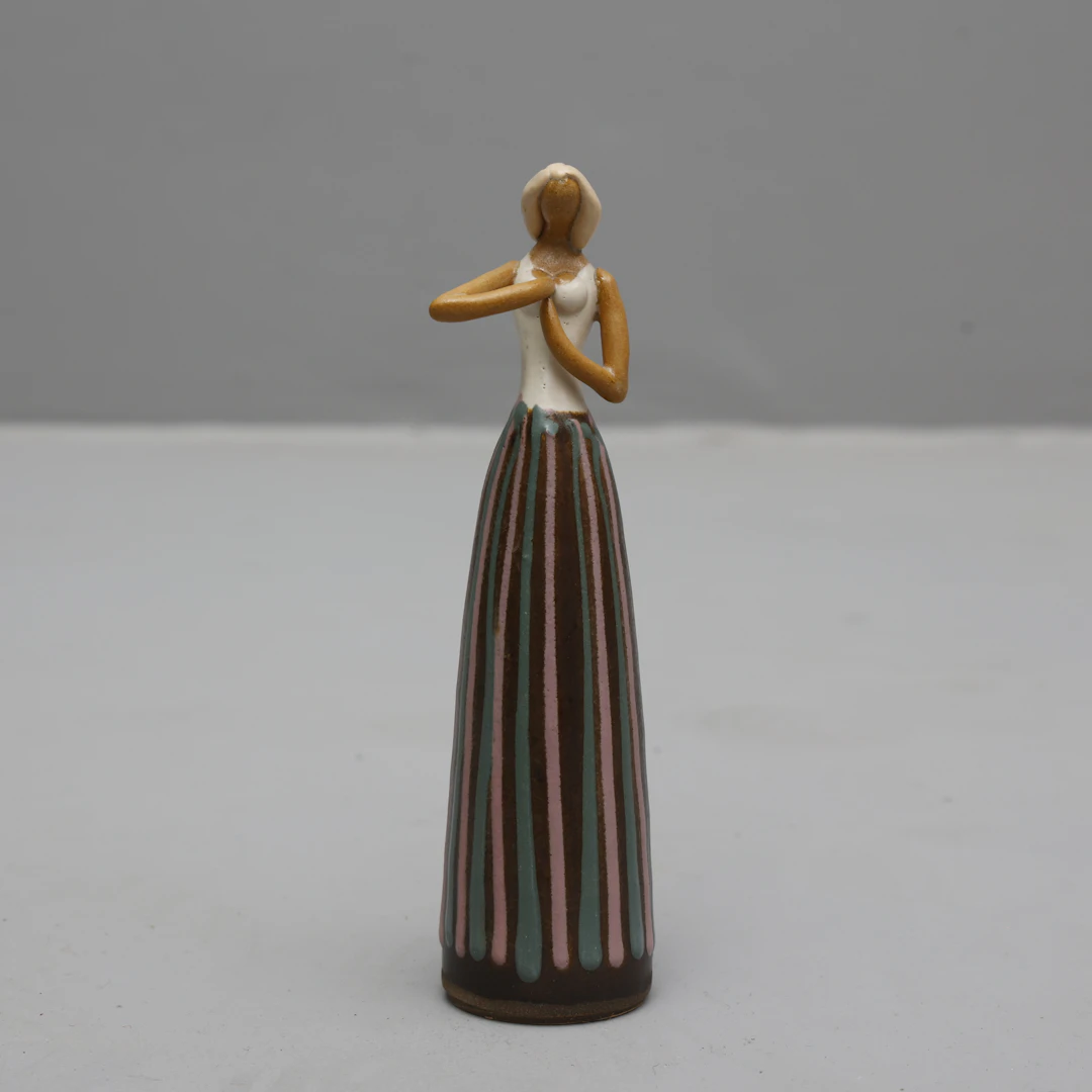 CAY CEDERGREN. FIGURIN, " Backafallsflickan ", keramik, Hven.