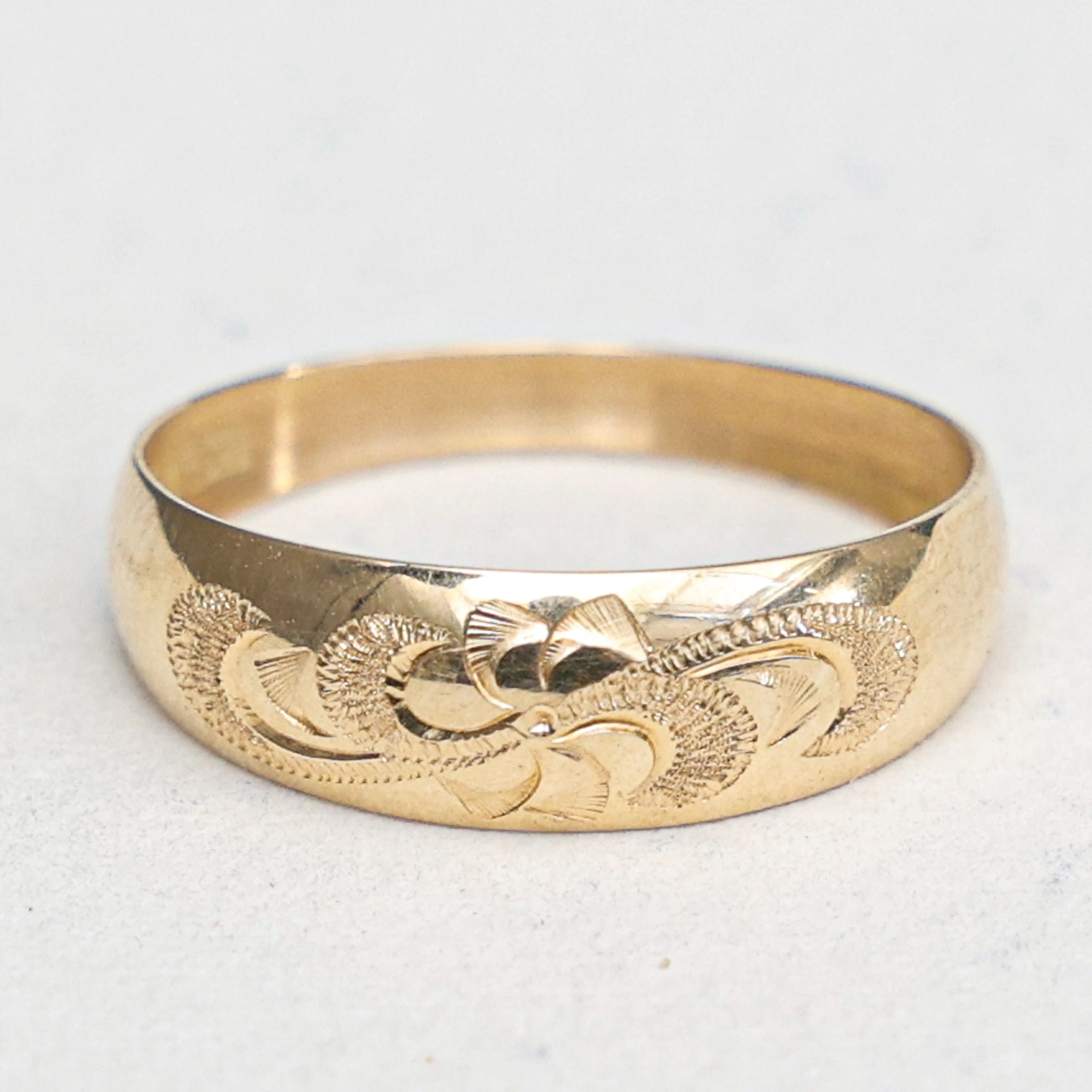 RING, 18 karat guld, ciselerad dekor, vikt 1,10 gram.