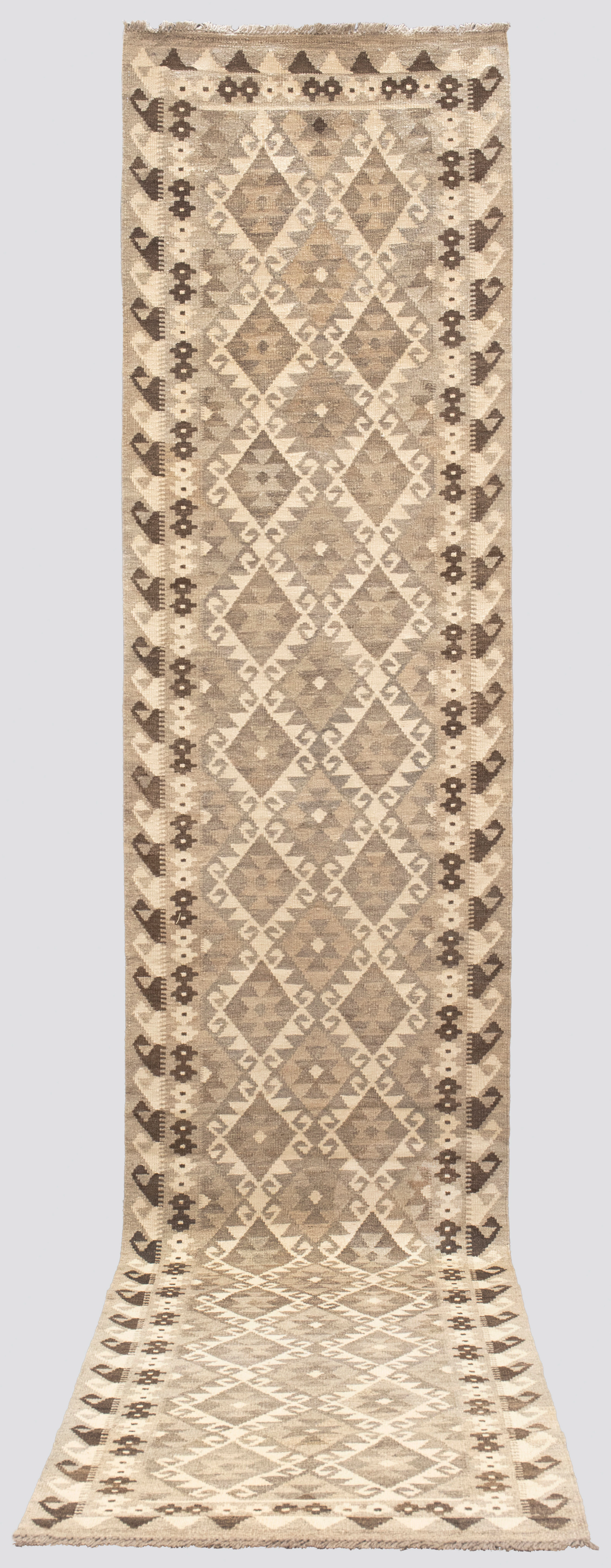 MATTA. Kelim naturfärgad, gallerimodell, 400 x 82 cm.