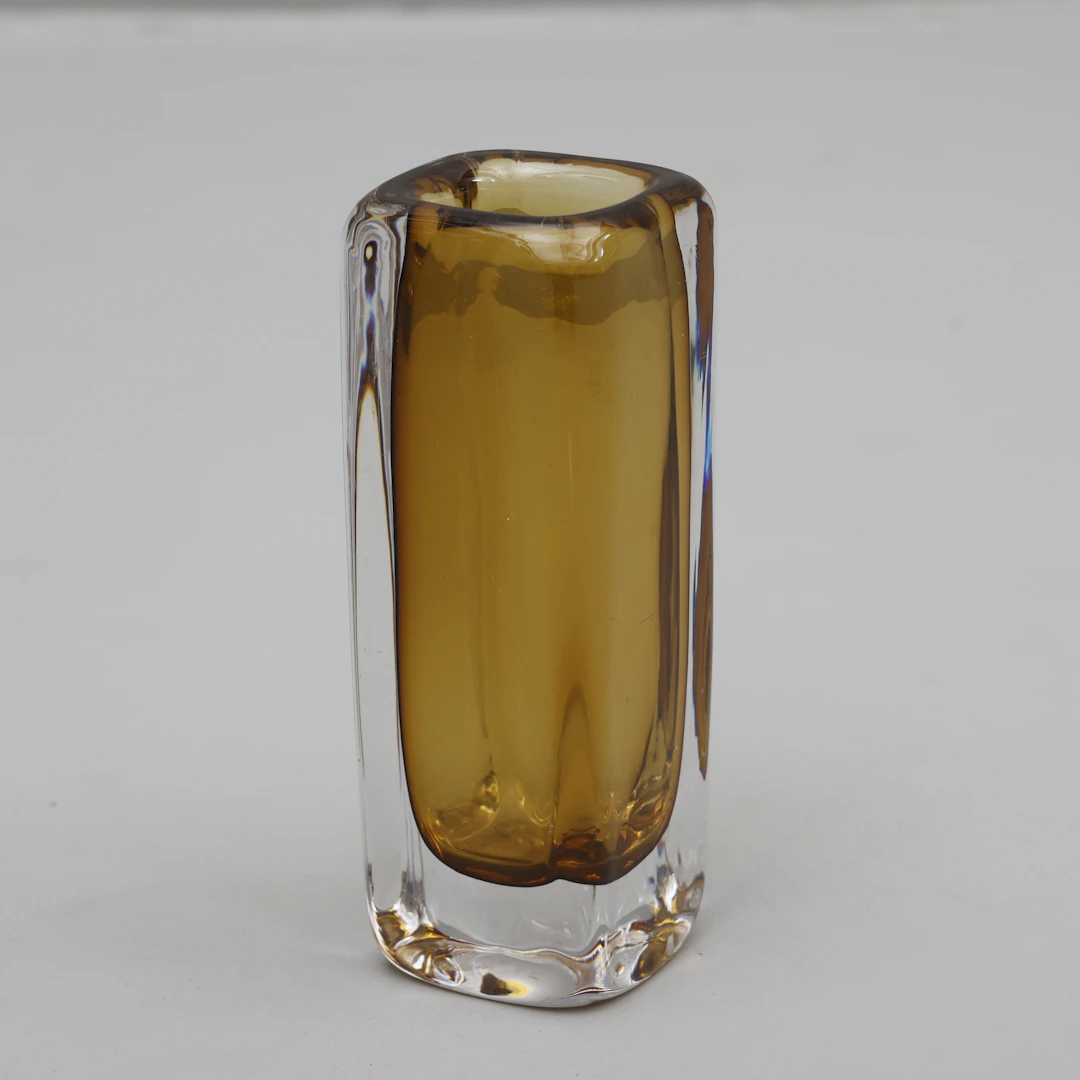 VICKE LINDSTRAND. VAS, glas, signerad, för Kosta.