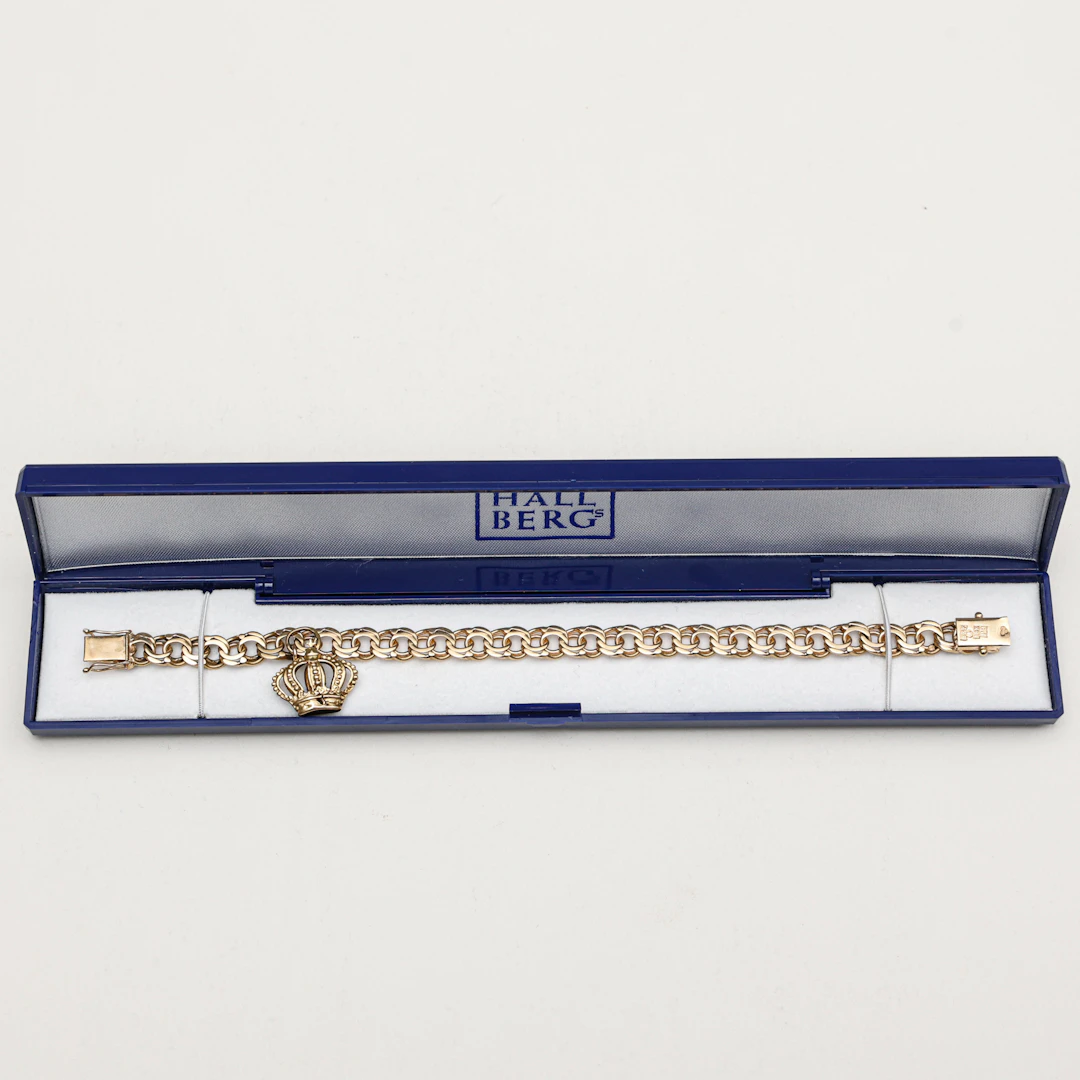 ARMBAND, 18 karat guld, bismarck med berlock, totalvikt ca 19,6 gram.