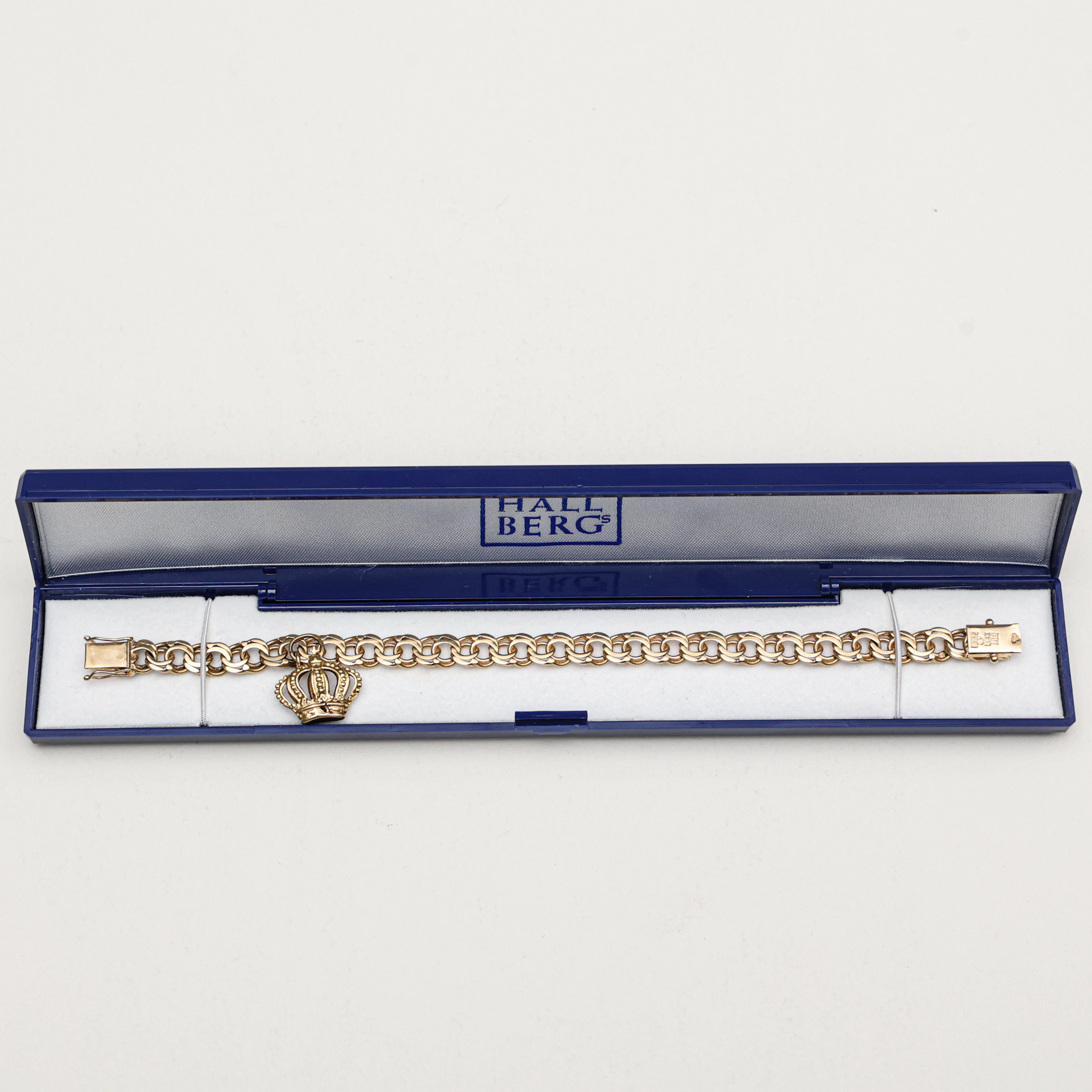 ARMBAND, 18 karat guld, bismarck med berlock, totalvikt ca 19,6 gram.