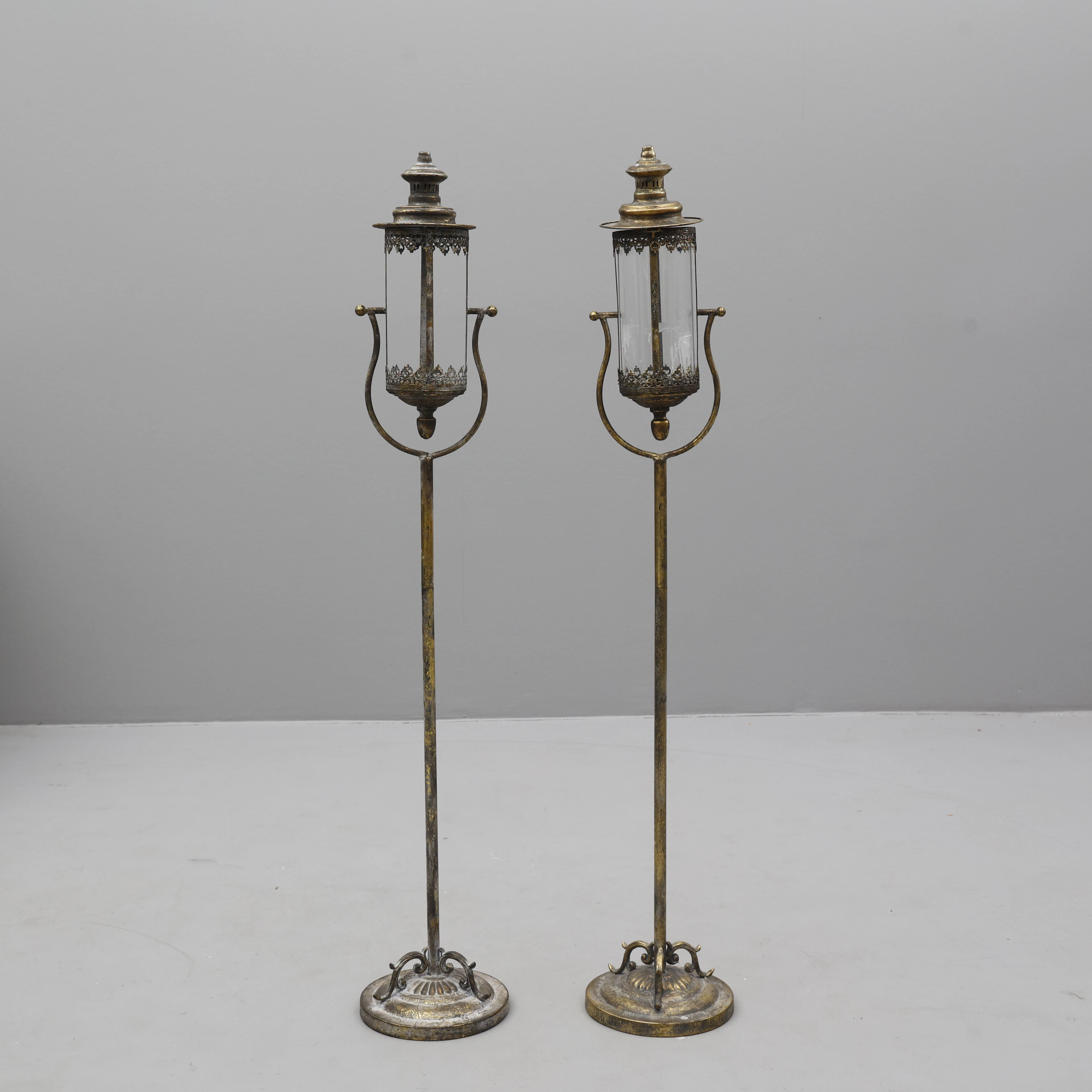 GOLVLYKTOR, 2 stycken, metall/glas.
