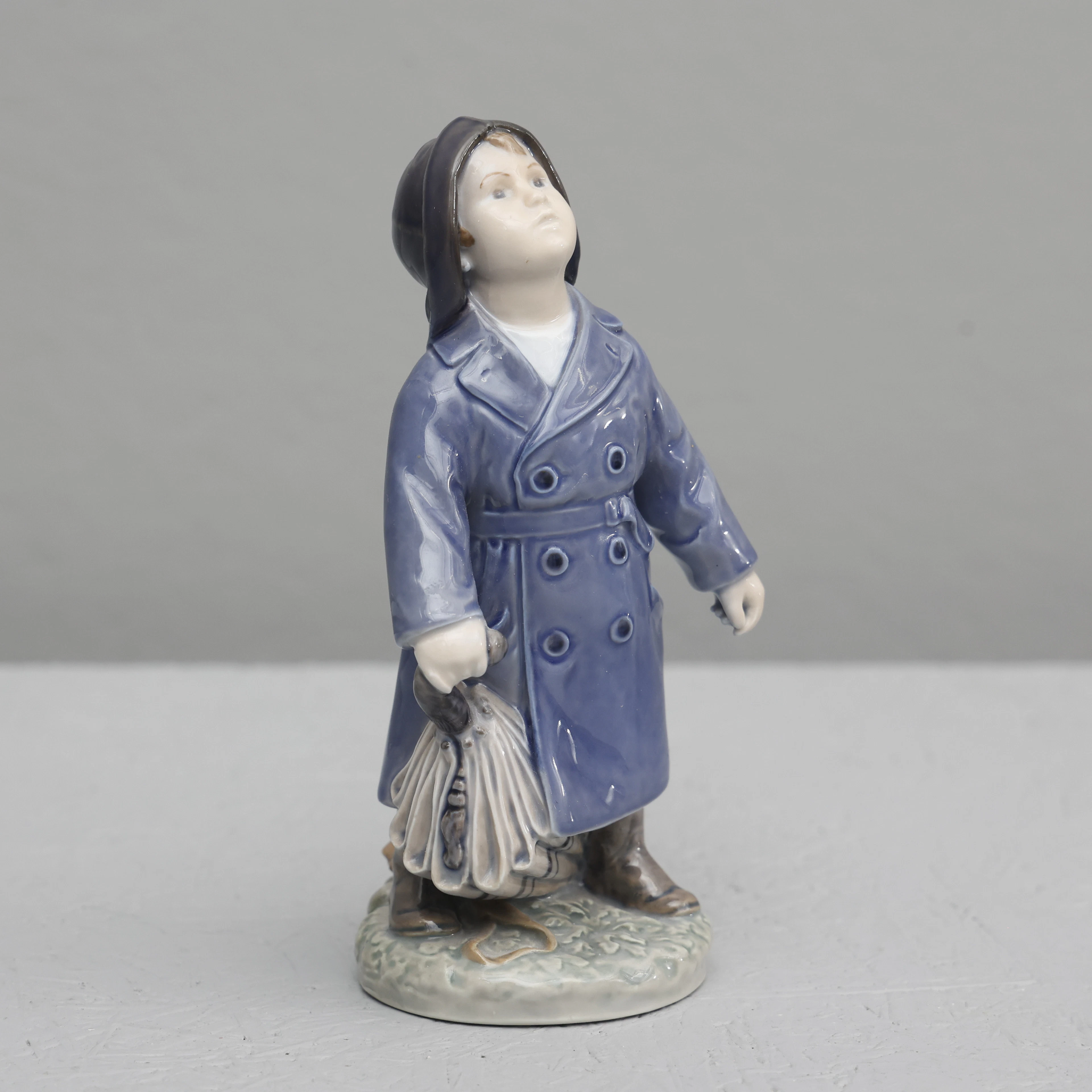 FIGURIN, porslin, pojke med paraply, Royal Copenhagen, Danmark.