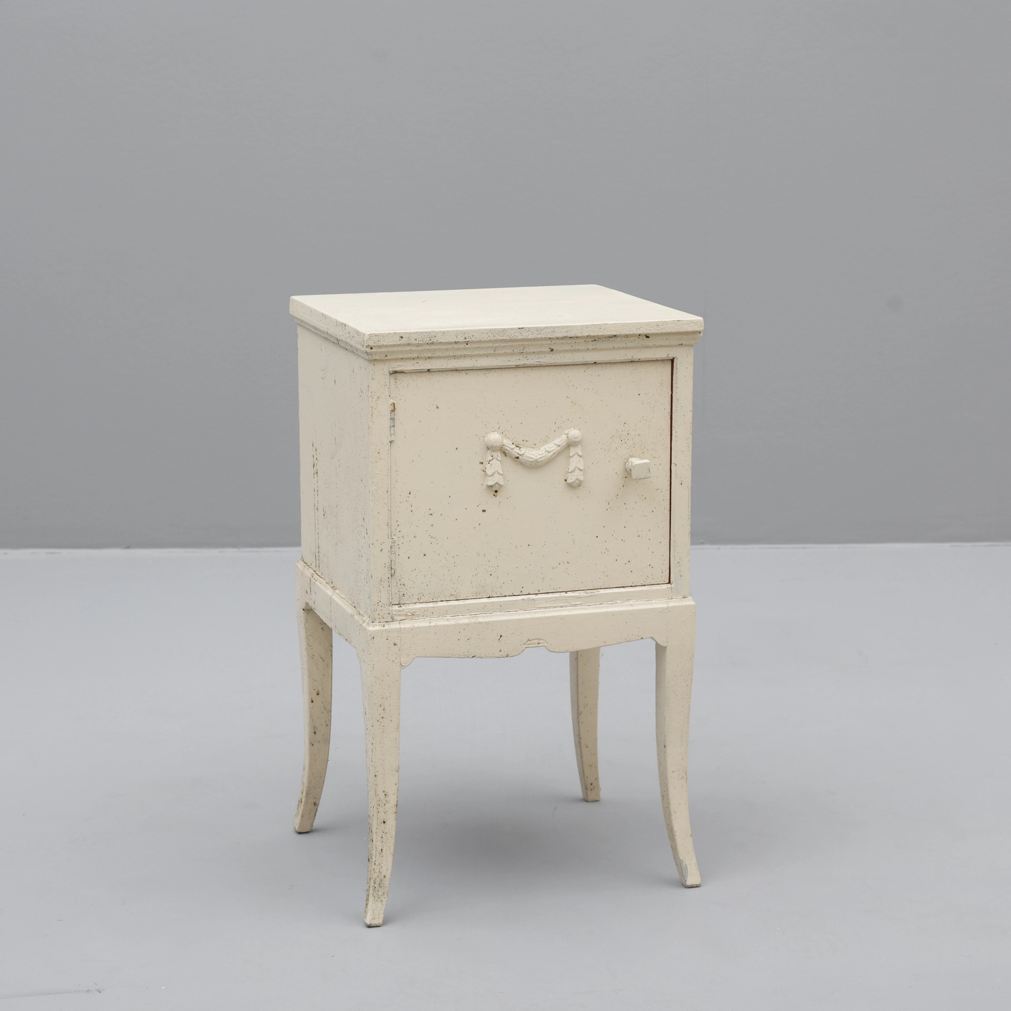 SÄNGBORD, Gustaviansk stil, 1900-talets första hälft.